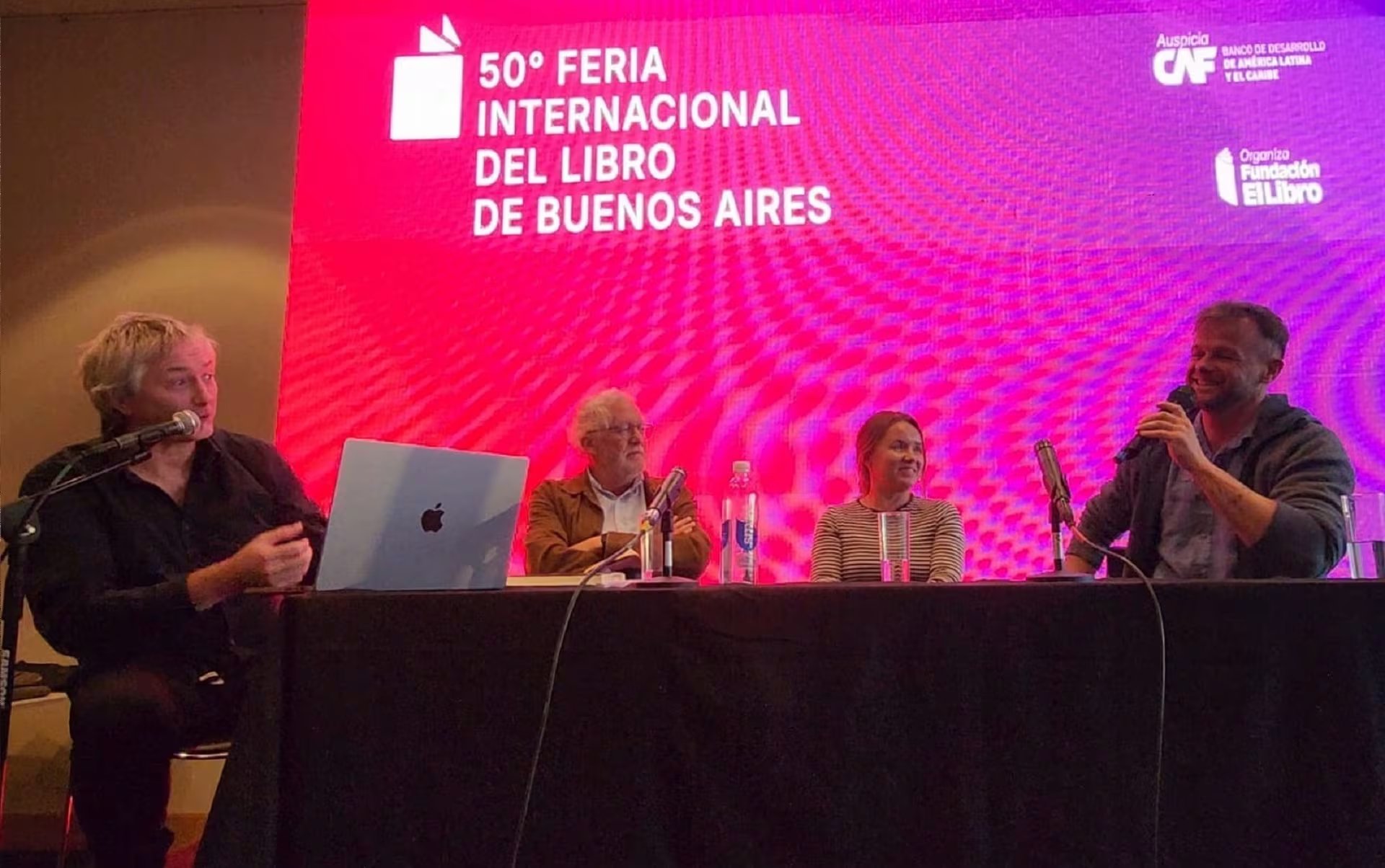 La imposibilidad de separar la vida cotidiana del trauma colectivo y la urgencia de narrar el presente para resistir el olvido atravesaron la mesa “Voces desde Ucrania”