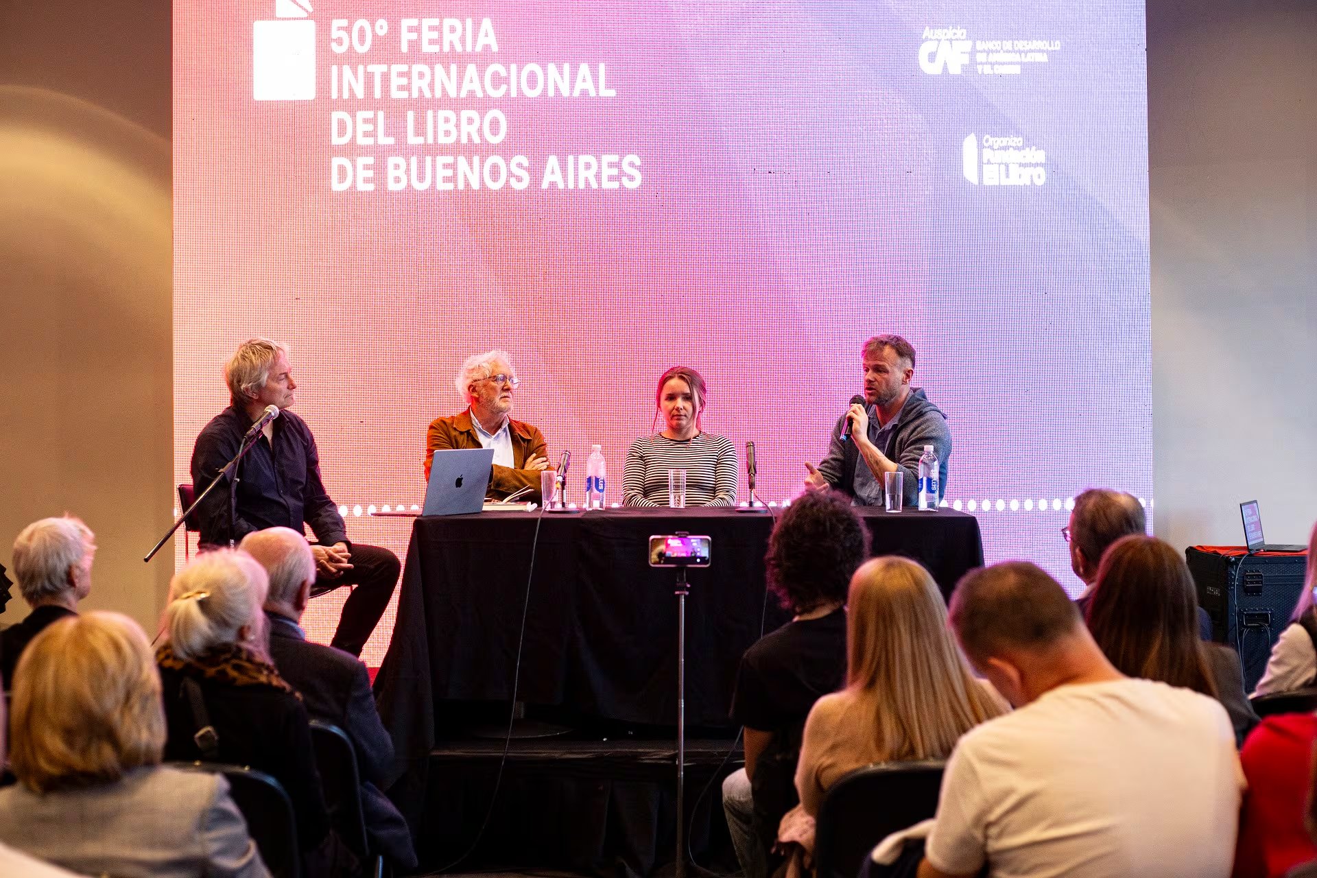 Eugenia Kuznetsova, Artem Chapepe, Héctor Abad Faciolince y Eduardo Slusarczuk (Foto: Sebastián Motta)