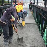 Hormigonado marca avance en la rehabilitación del paso peatonal de la av. Carlos Julio Arosemena