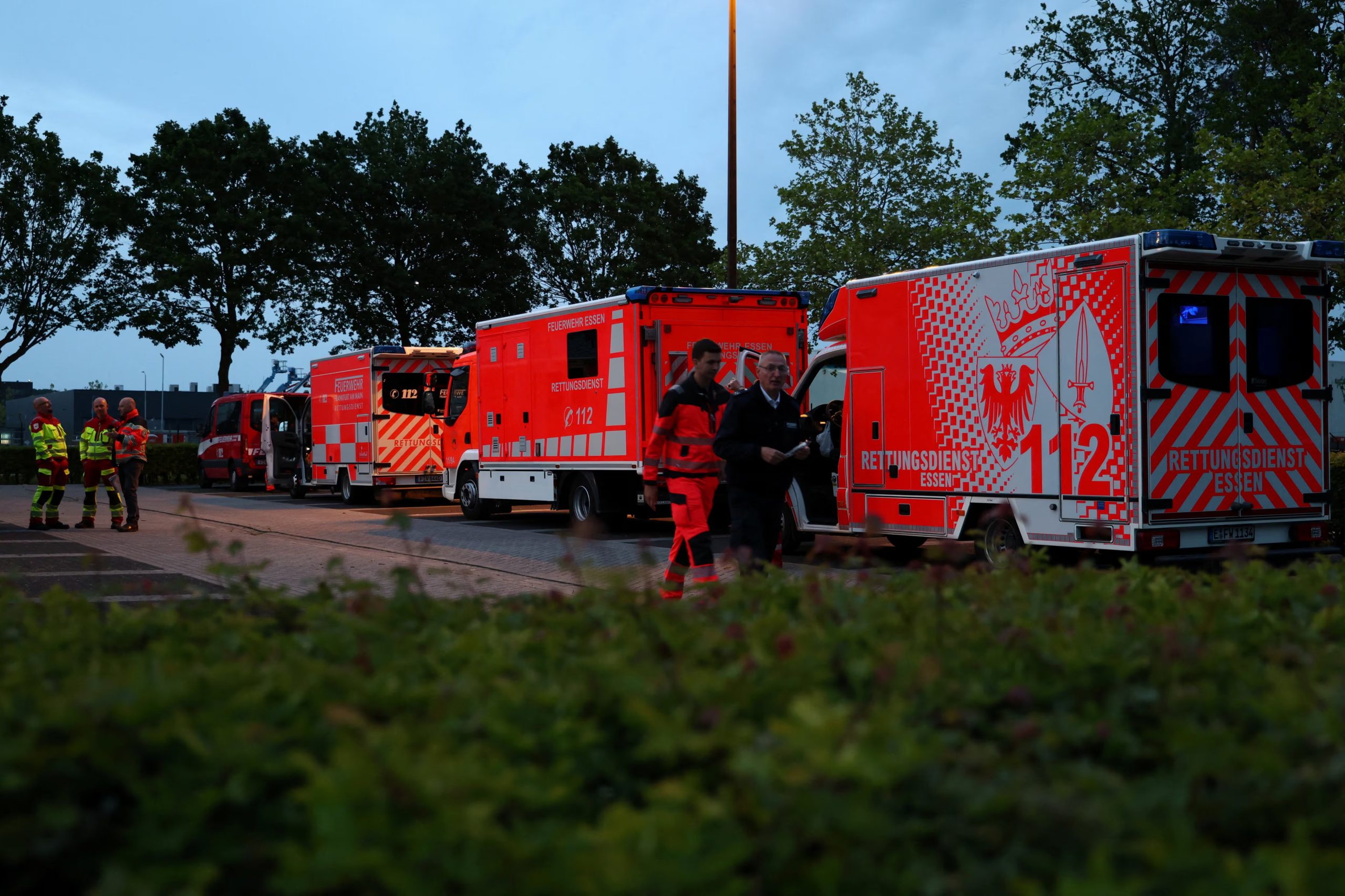 Servicio médico y bomberos esperan a los pasajeros del MV Hondius repatriados a Países Bajos, los cuales han llegado a las Base Aérea de Eindhover. / REUTERS - Nicolas Economou