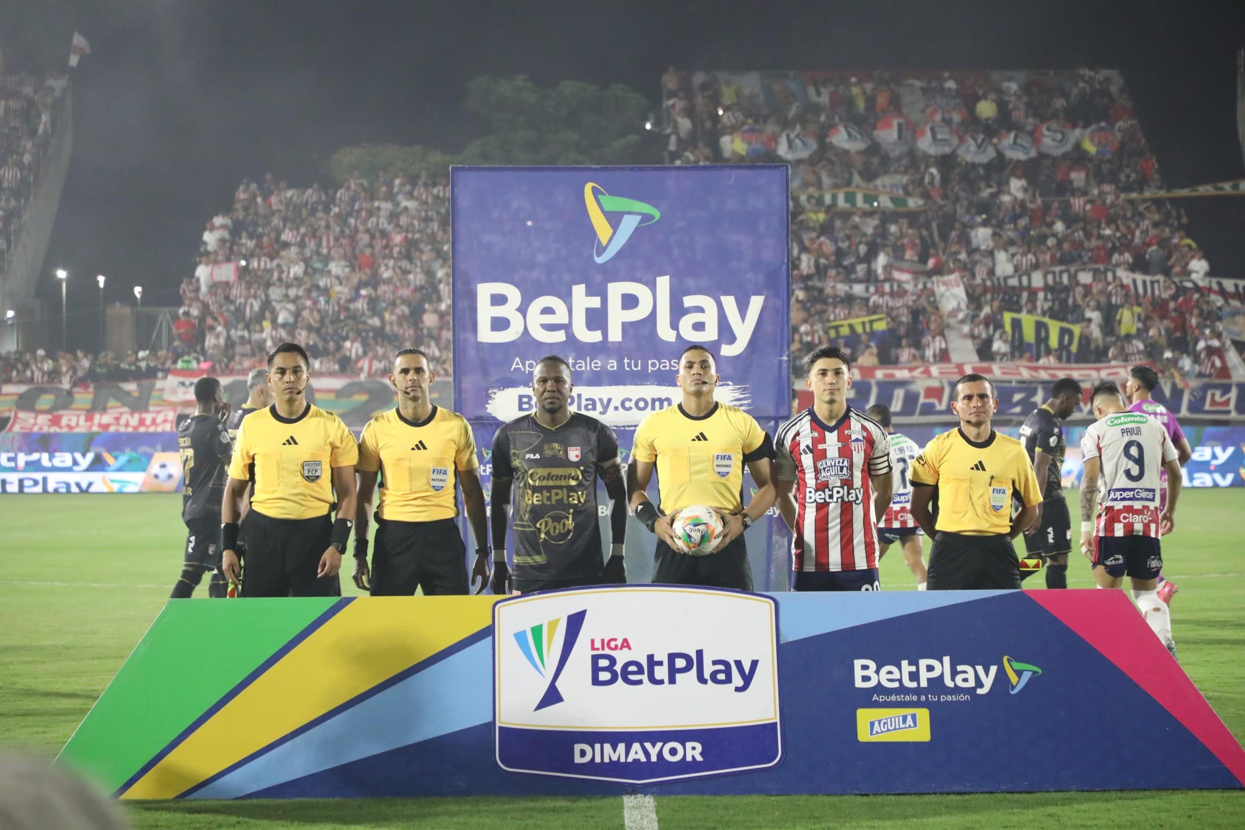 Junior y Santa Fe se enfrentaron en el estadio Romelio Martínez de Barranquilla, por la vuelta de las semifinales de la Liga BetPlay - crédito Colprensa