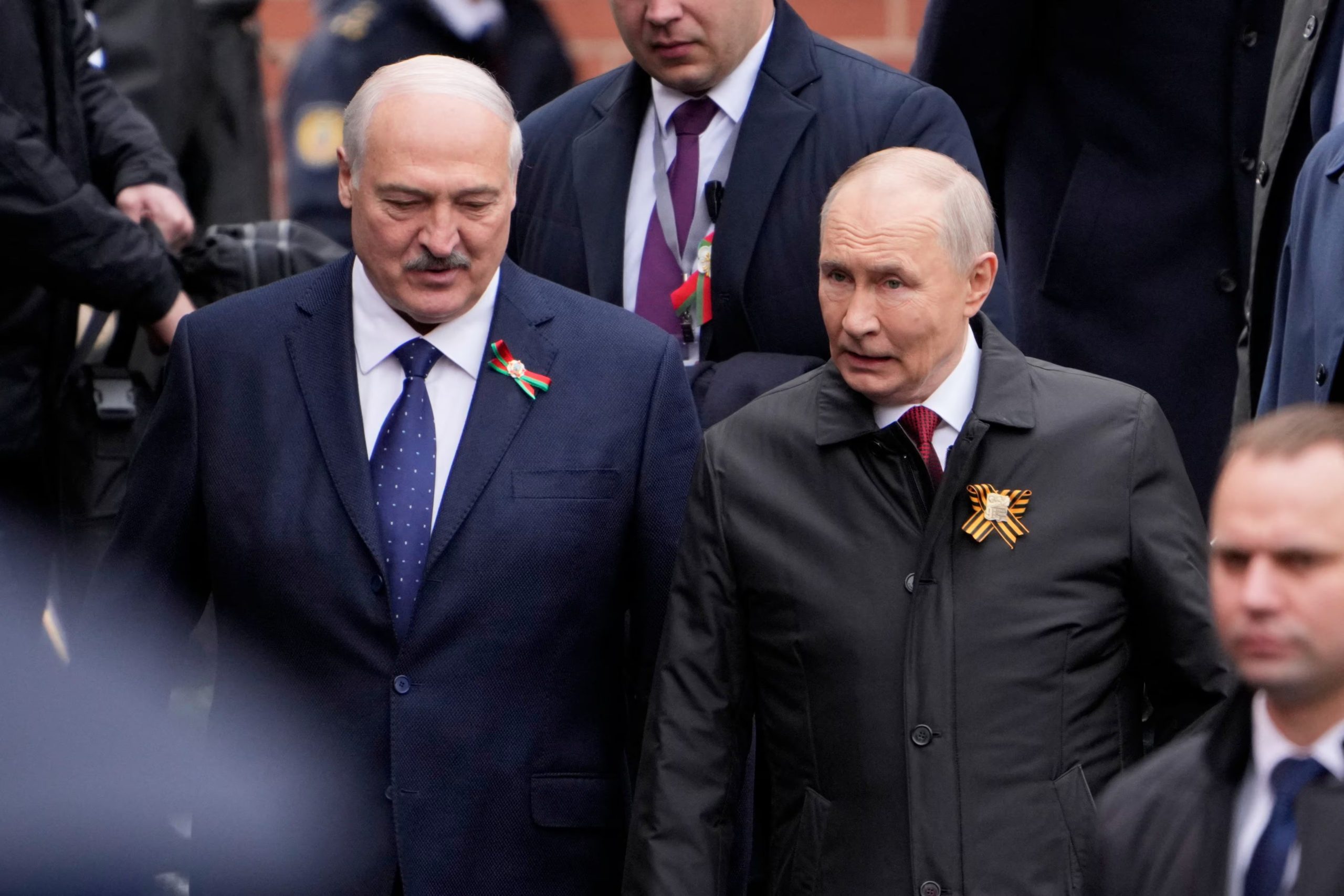 El presidente bielorruso Alexander Lukashenko y el presidente ruso Vladimir Putin asisten al desfile militar del Día de la Victoria en Moscú, el sábado 9 de mayo de 2026 (Pavel Bednyakov vía REUTERS)