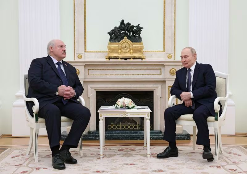 El presidente ruso Vladimir Putin y el presidente bielorruso Alexander Lukashenko asisten a una reunión en el Kremlin en Moscú (REUTERS/Ramil Sitdikov/Archivo)