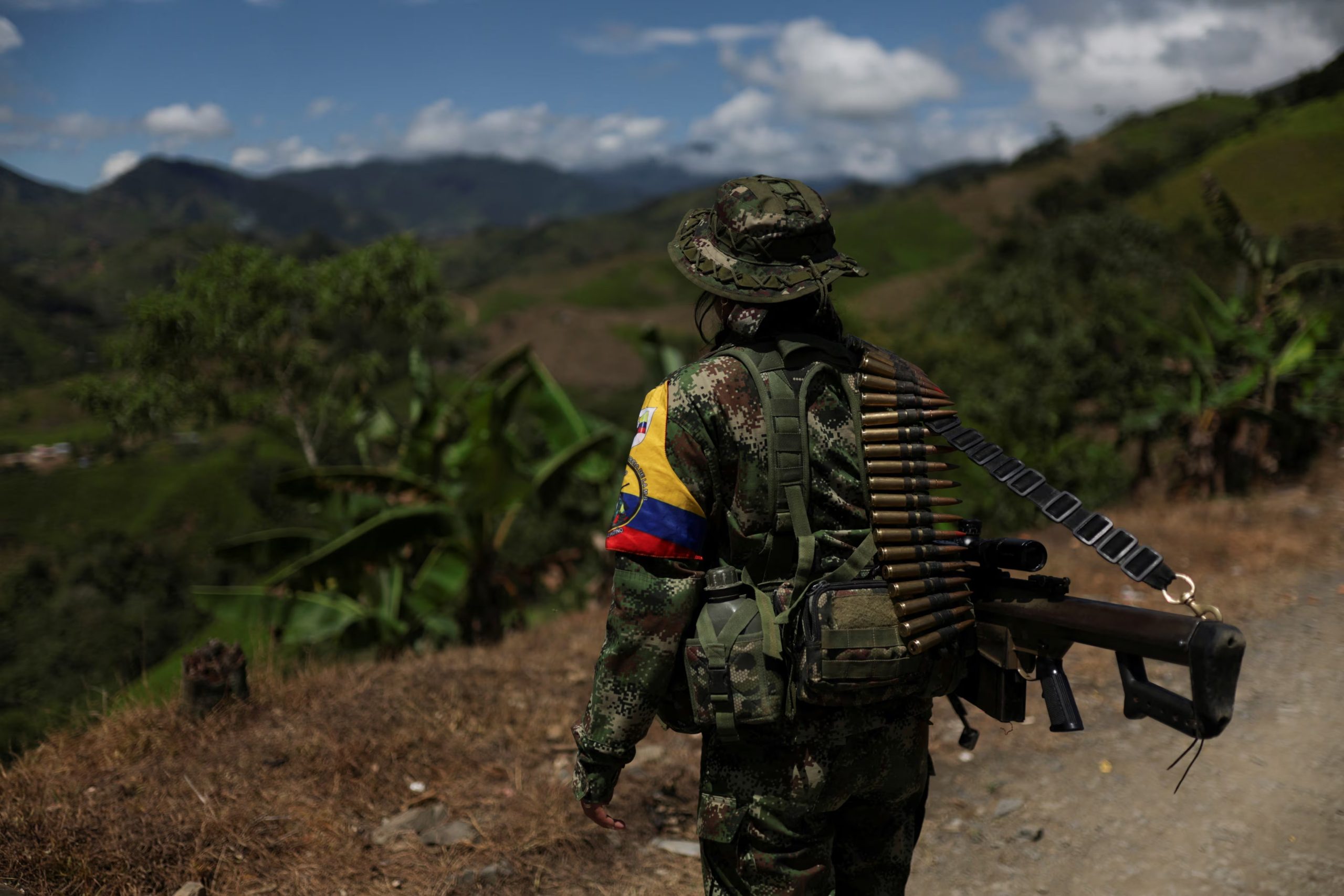 FOTO DE ARCHIVO. Un guerrillero del grupo rebelde colombiano Estado Mayor Central, Frente Carlos Patino, disidente de la antigua guerrilla de las FARC, vigila una carretera, en Cañón del Micay, Colombia, 5 de agosto, 2025 - crédito REUTERS/Luisa González
