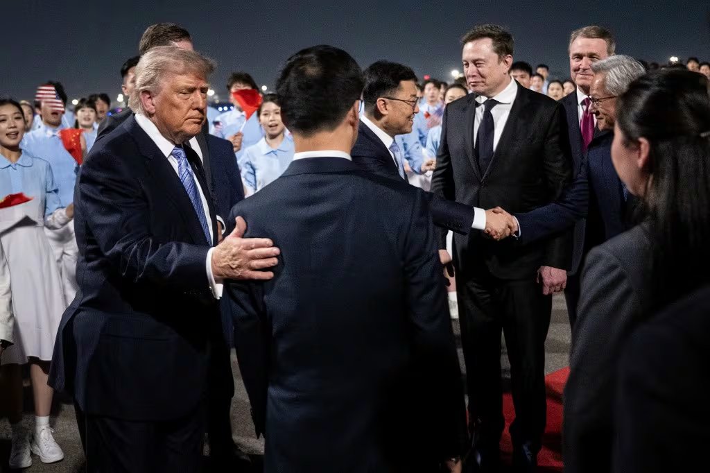 La presencia de Elon Musk, Tim Cook y Jensen Huang recalca el interés estratégico en expansión de tecnología y exportación de chips e inteligencia artificial.