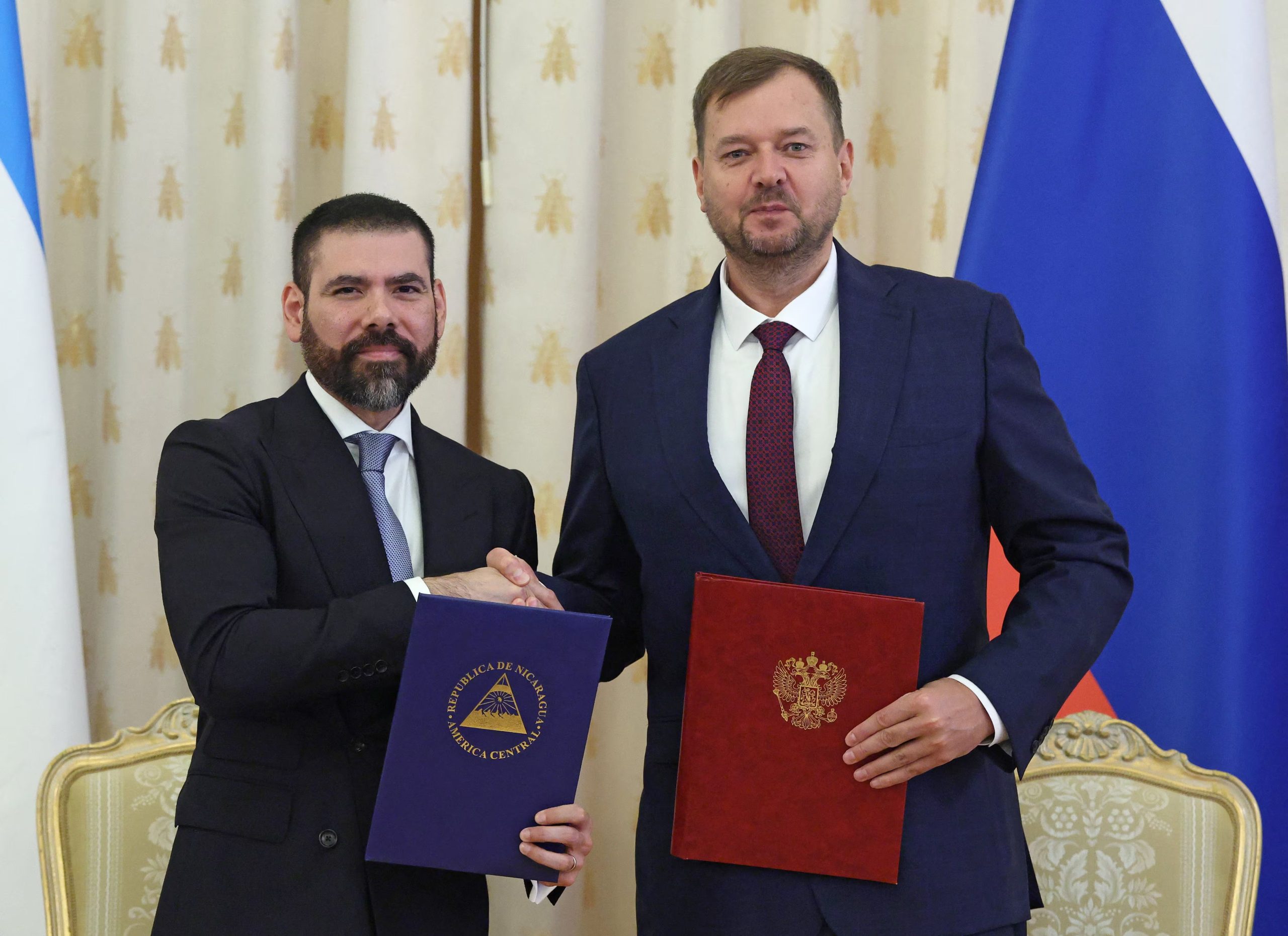 Laureano Ortega Murillo, Representante Especial del Presidente de Nicaragua para la cooperación con Rusia, estrecha la mano de Yevgeny Balitsky, líder designado por Moscú de las zonas de Zaporiyia controladas por Rusia, durante una ceremonia de firma de acuerdos de cooperación en Moscú, Rusia, el 22 de septiembre de 2025. REUTERS/Evgenia Novozhenina/Pool