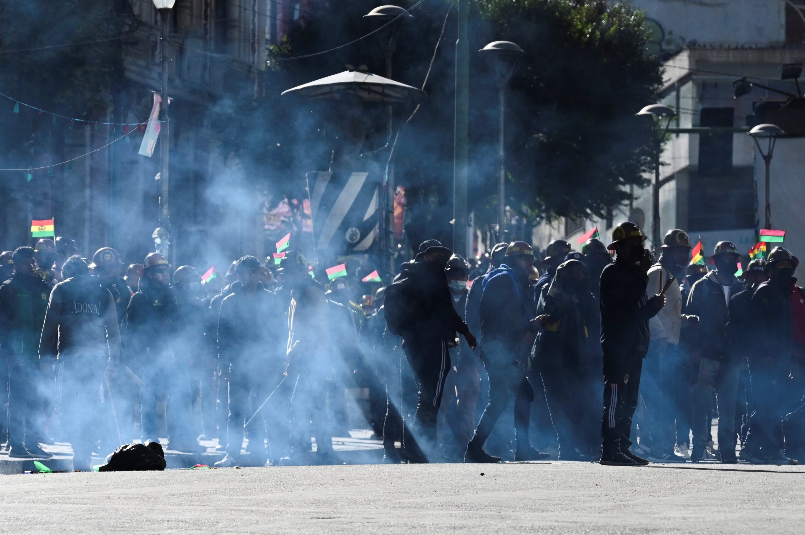 Un manifestante de sindicatos mineros lanza una granada de gas lacrimógeno durante una protesta contra el gobierno en La Paz, Bolivia, el 14 de mayo de 2026 (REUTERS/Claudia Morales)