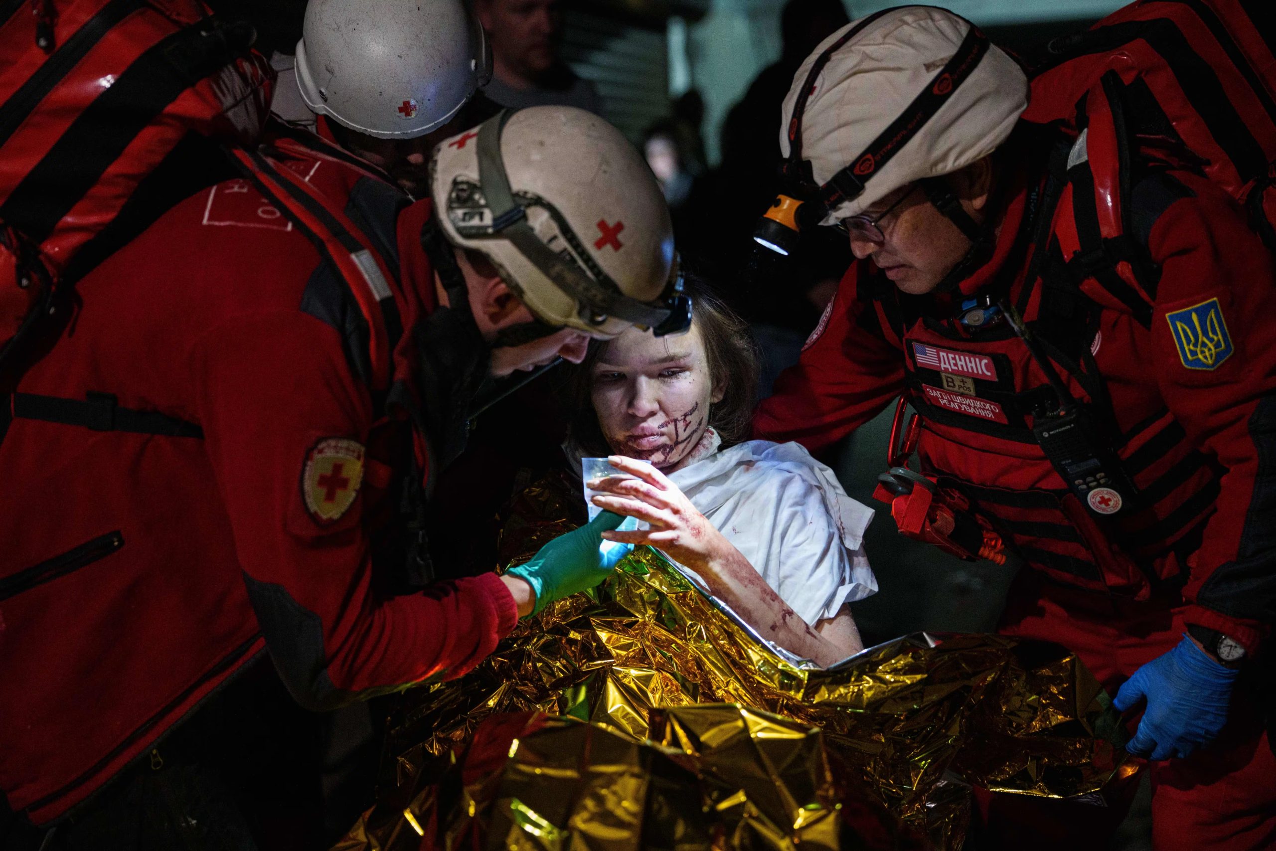Voluntarios de Cruz Roja ayudan a una mujer herida en un refugio tras un ataque ruso a un vecindario residencial en Kiev, Ucrania, el domingo 24 de mayo de 2026
(AP Foto/Evgeniy Maloletka)
