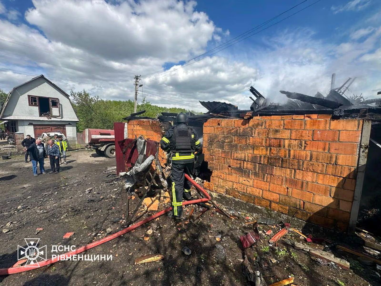 Un bombero trabaja en un edificio residencial dañado por un dron ruso en la región de Rivne, Ucrania, el 13 de mayo de 2026, durante el ataque masivo de 800 drones que dejó al menos seis muertos. (Servicio de Emergencias de Ucrania en Rivne/Reuters)