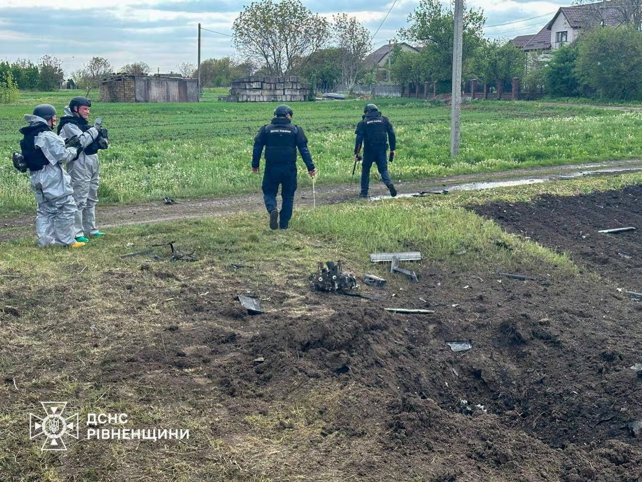 Personal de emergencias inspecciona el lugar de un impacto de dron ruso en la región de Rivne, Ucrania, el 13 de mayo de 2026, donde tres personas murieron durante el ataque masivo de 800 drones lanzados por Moscú. (Servicio de Emergencias de Ucrania en Rivne/Reuters)