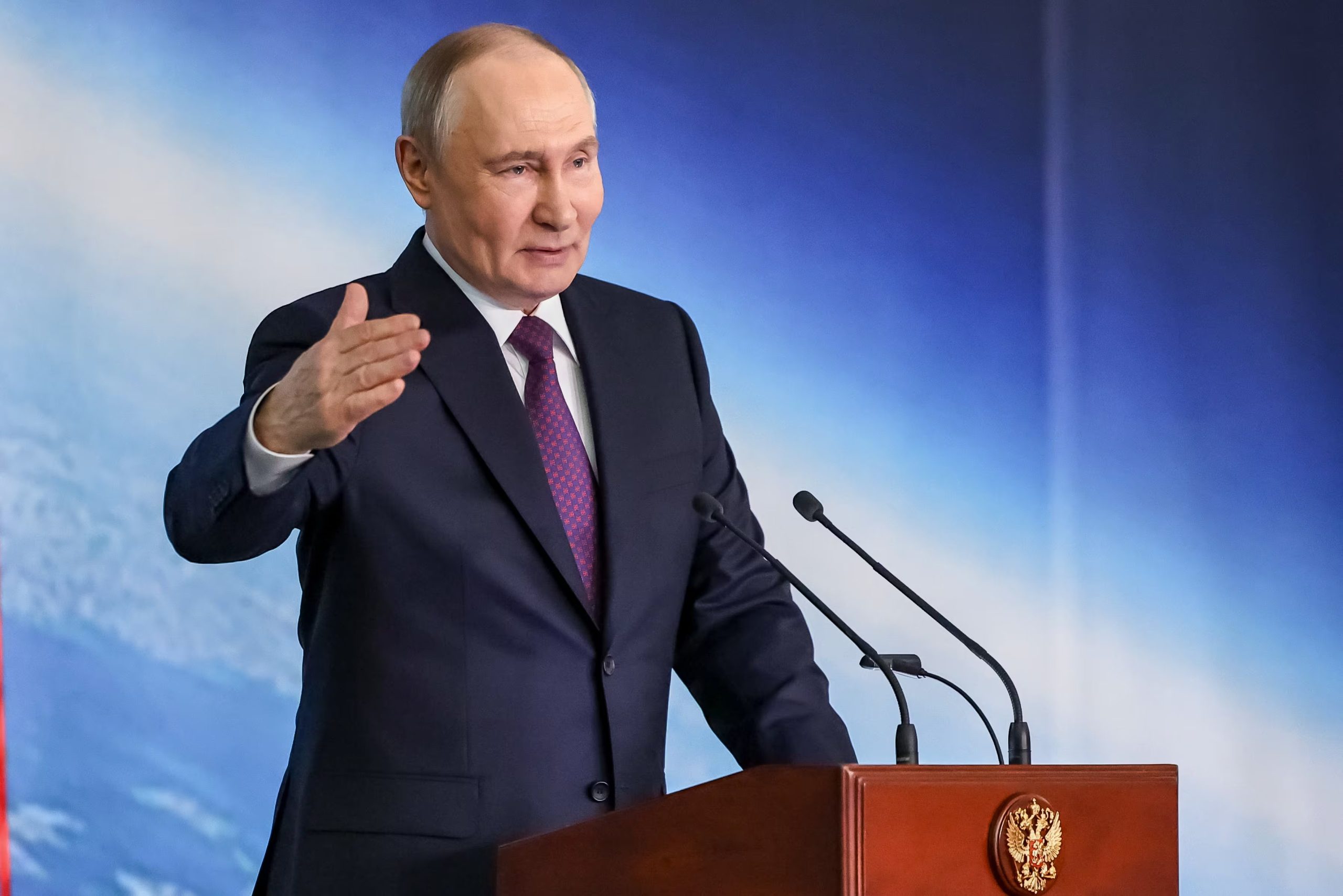 El presidente ruso Vladímir Putin en un acto en Moscú el 13 de mayo de 2026, el mismo día en que Rusia lanzó un ataque masivo de 800 drones contra 20 regiones de Ucrania, uno de los más prolongados en cuatro años de guerra. (Vyacheslav Prokofyev/Sputnik/AP)

