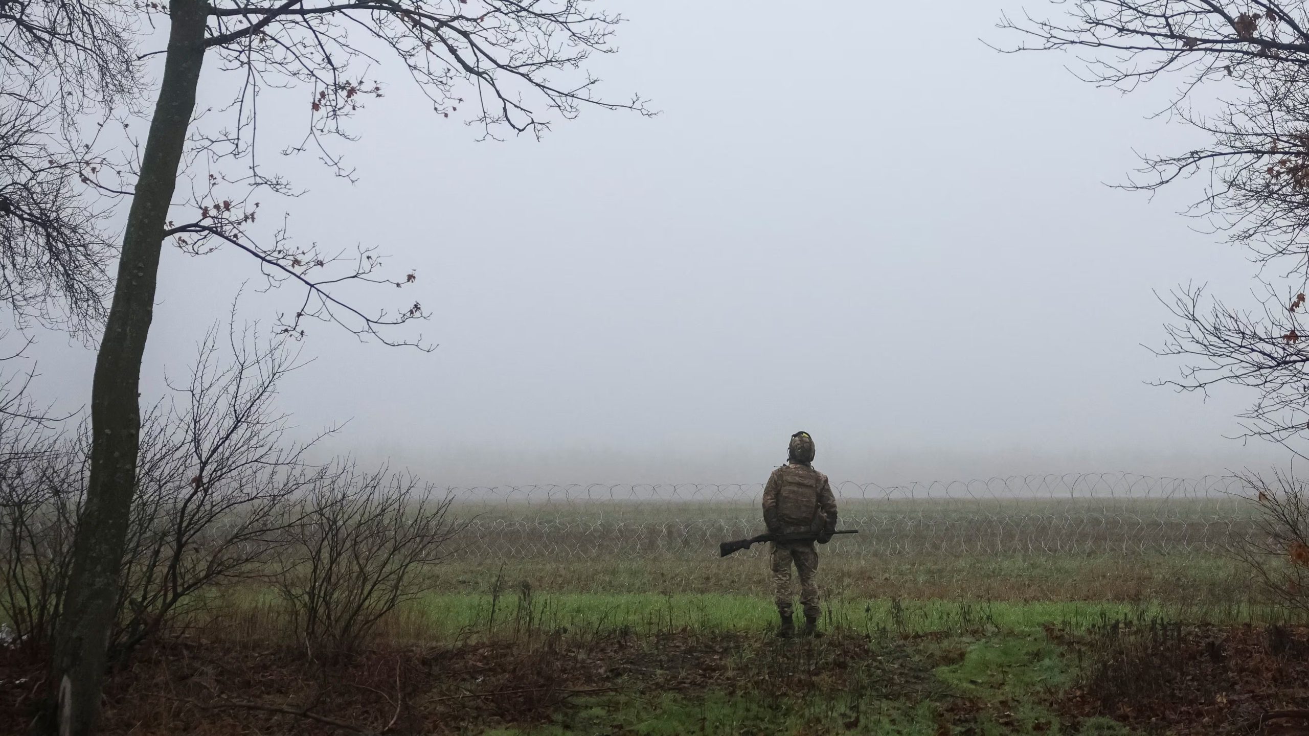 Un soldado ucraniano de la 93.ª Brigada Mecanizada vigila el cielo en busca de drones rusos cerca de la línea del frente en la región de Donetsk, el 27 de noviembre de 2025. (Reuters/Stringer/archivo)