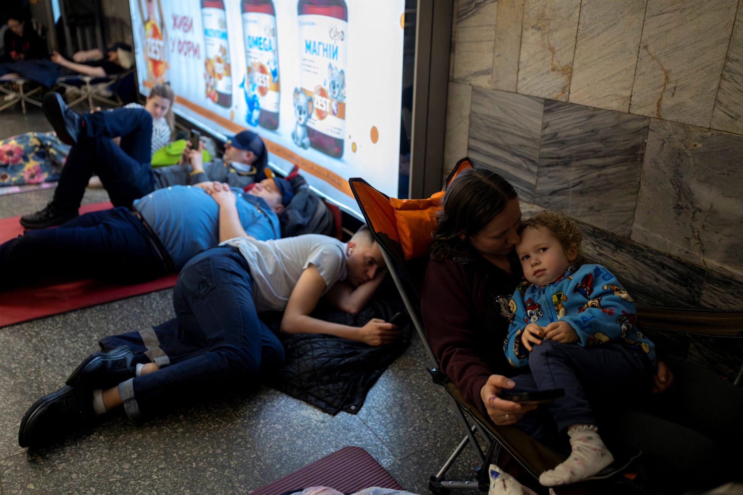 Decenas de personas se refugiaron en una estación de metro durante los ataques con misiles y drones rusos (REUTERS/Thomas Peter)