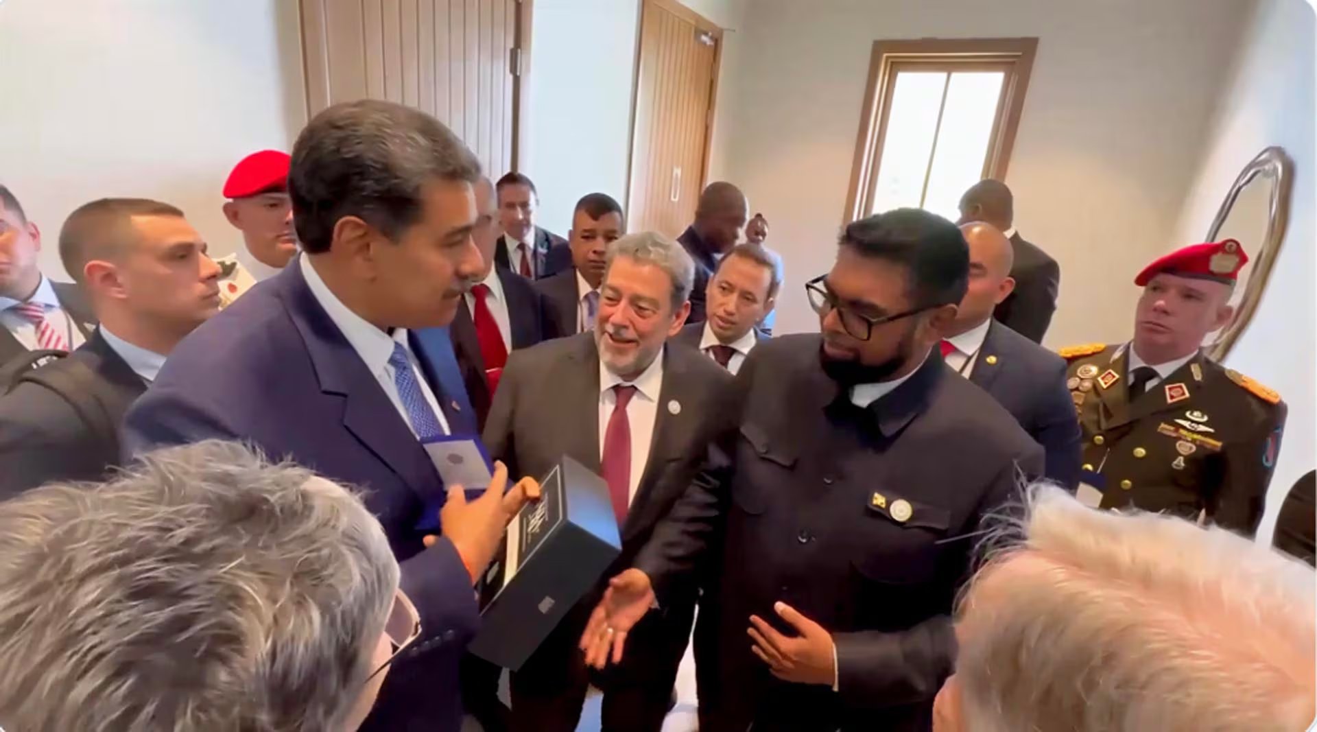 Nicolás Maduro y el presidennte de Guayana Irfaan Alí se saludan en marzo 2024 en la VII Cumbre de la CELAC en San Vicente y las Granadinas