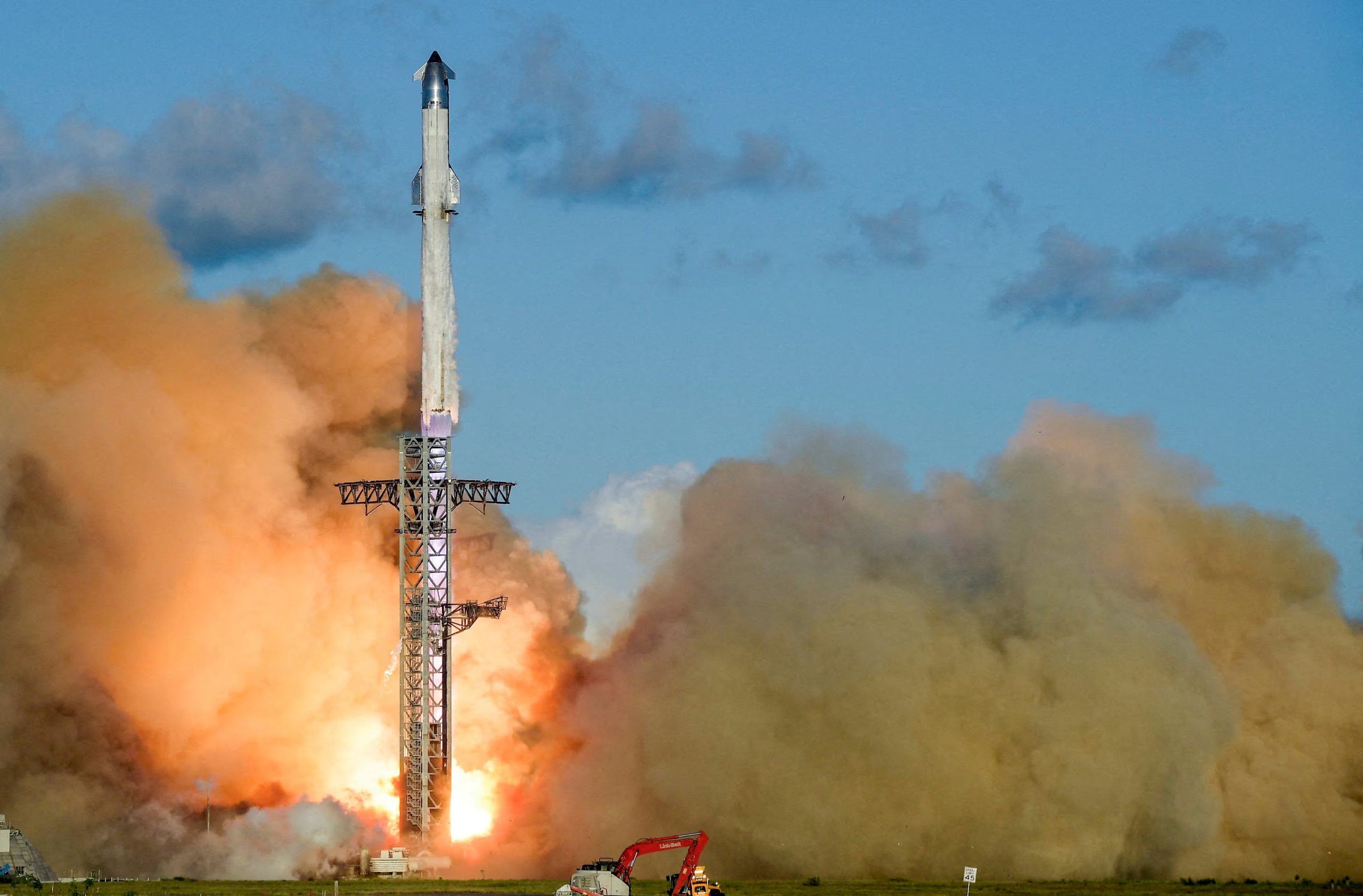 Starship V3 probará el reencendido de uno de sus seis motores Raptor en el espacio, un requisito clave para los vuelos operativos hacia la Luna
 - REUTERS/Steve Nesius/File Photo