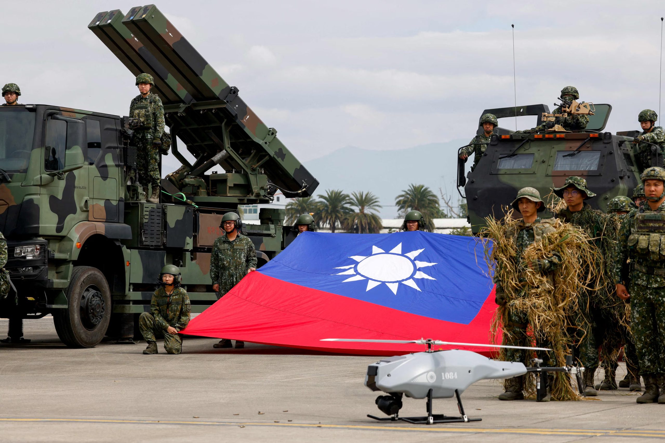 Soldados taiwaneses posan con una bandera de Taiwán cerca de un lanzador de misiles tierra-aire Sky Sword II y un dron militar durante un ejercicio militar anual previo al Año Nuevo Lunar en Taichung, Taiwán, el 27 de enero de 2026 (REUTERS/Ann Wang/Archivo)