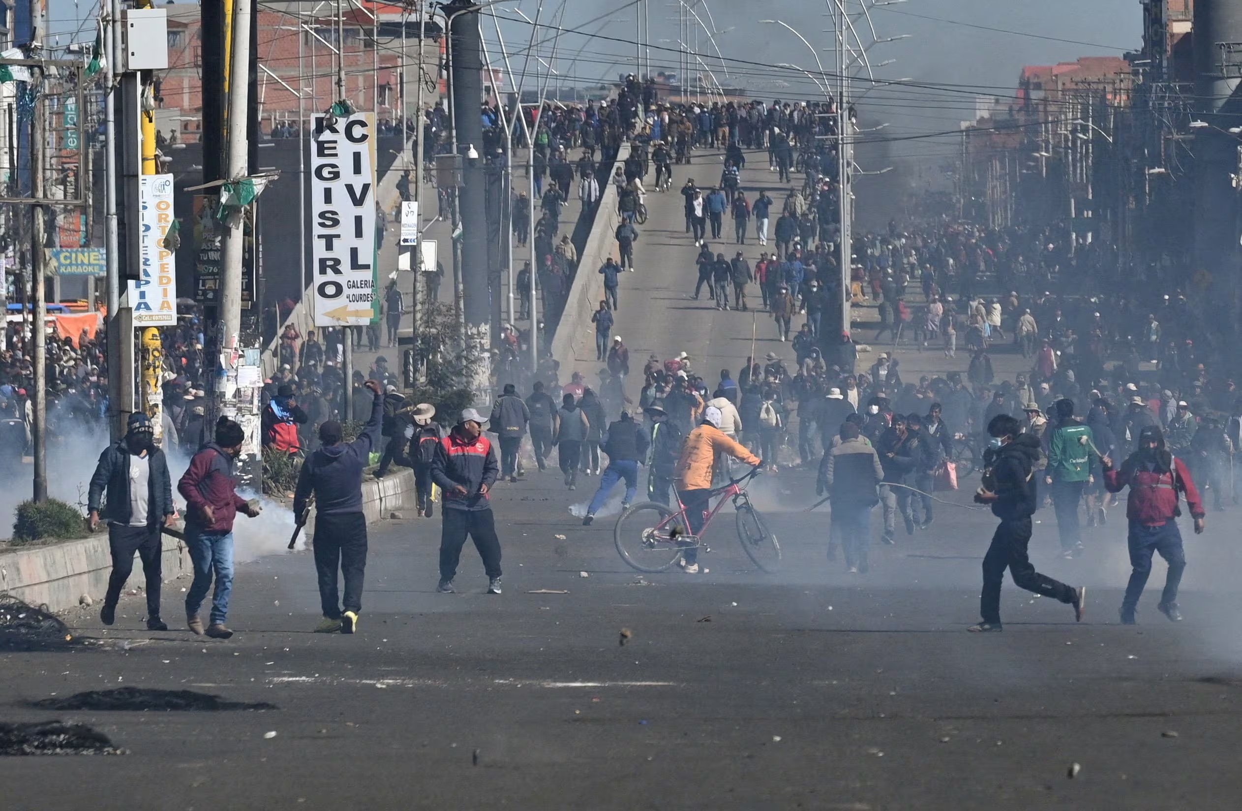 Los manfiestantes chocaron con las fuerzas de seguridad en El Alto (REUTERS/Claudia Morales)