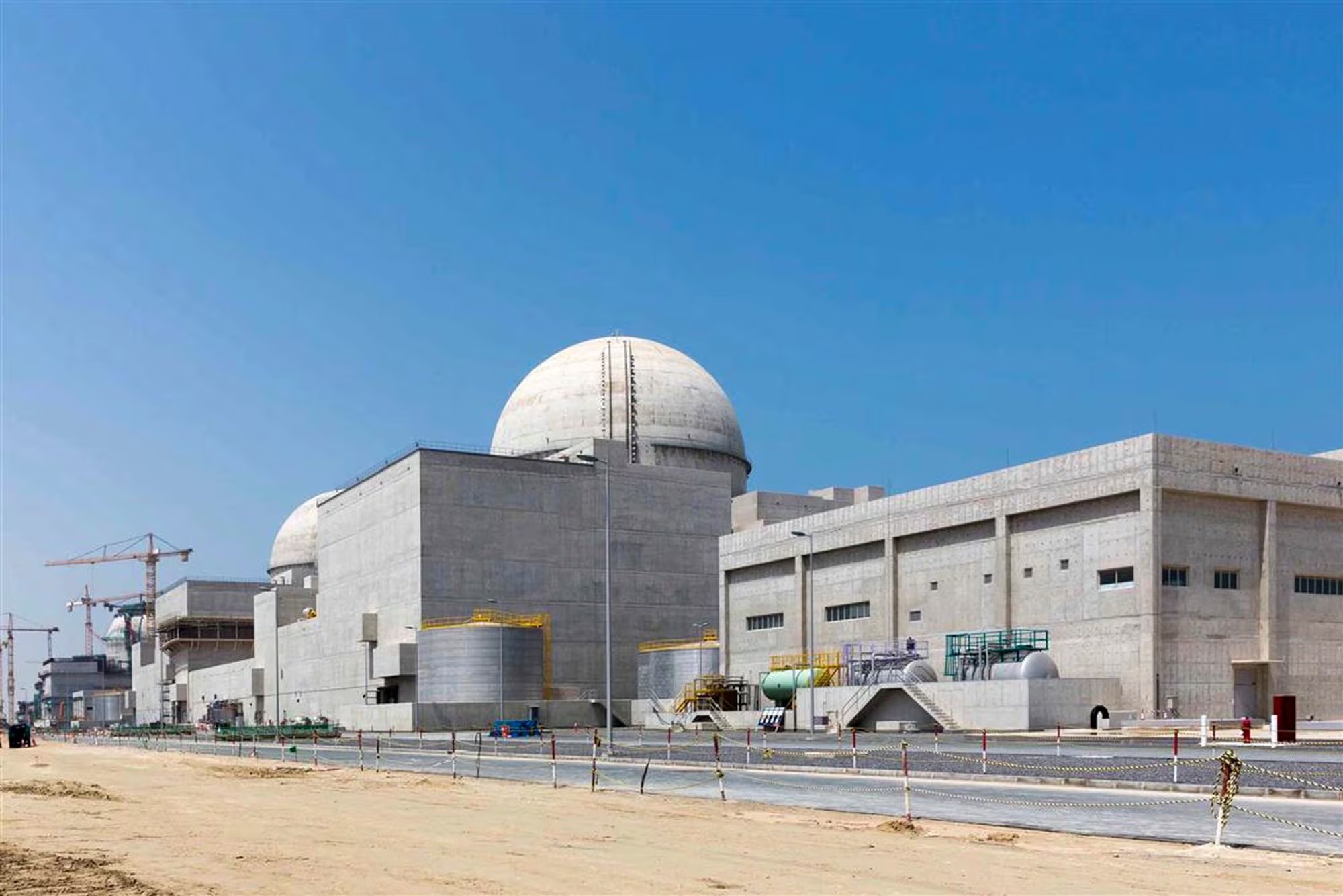 Imagen de archivo de la central nuclear de Barakah, ubicada en el desierto occidental de Abu Dhabi, en Emiratos Árabes Unidos