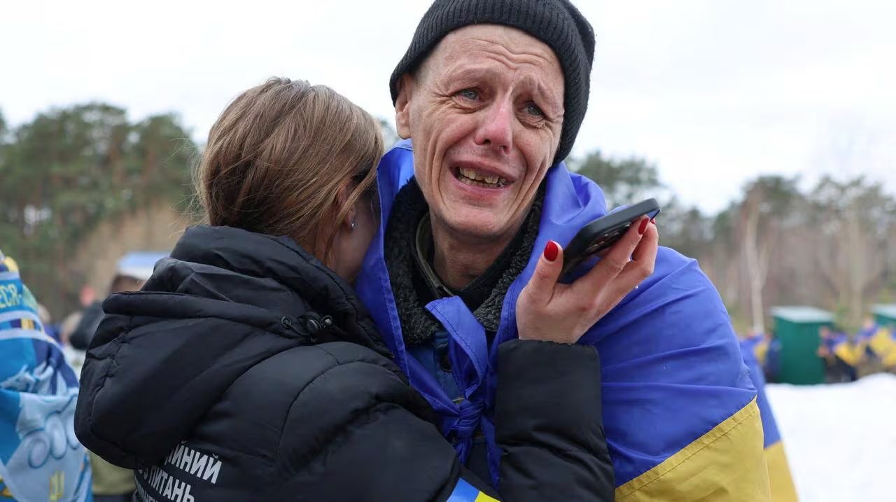 Un prisionero de guerra ucraniano reacciona tras un intercambio, en medio del ataque de Rusia a Ucrania, en un lugar desconocido de Ucrania, en esta imagen facilitada y publicada el 6 de marzo de 2026 (REUTERS)
