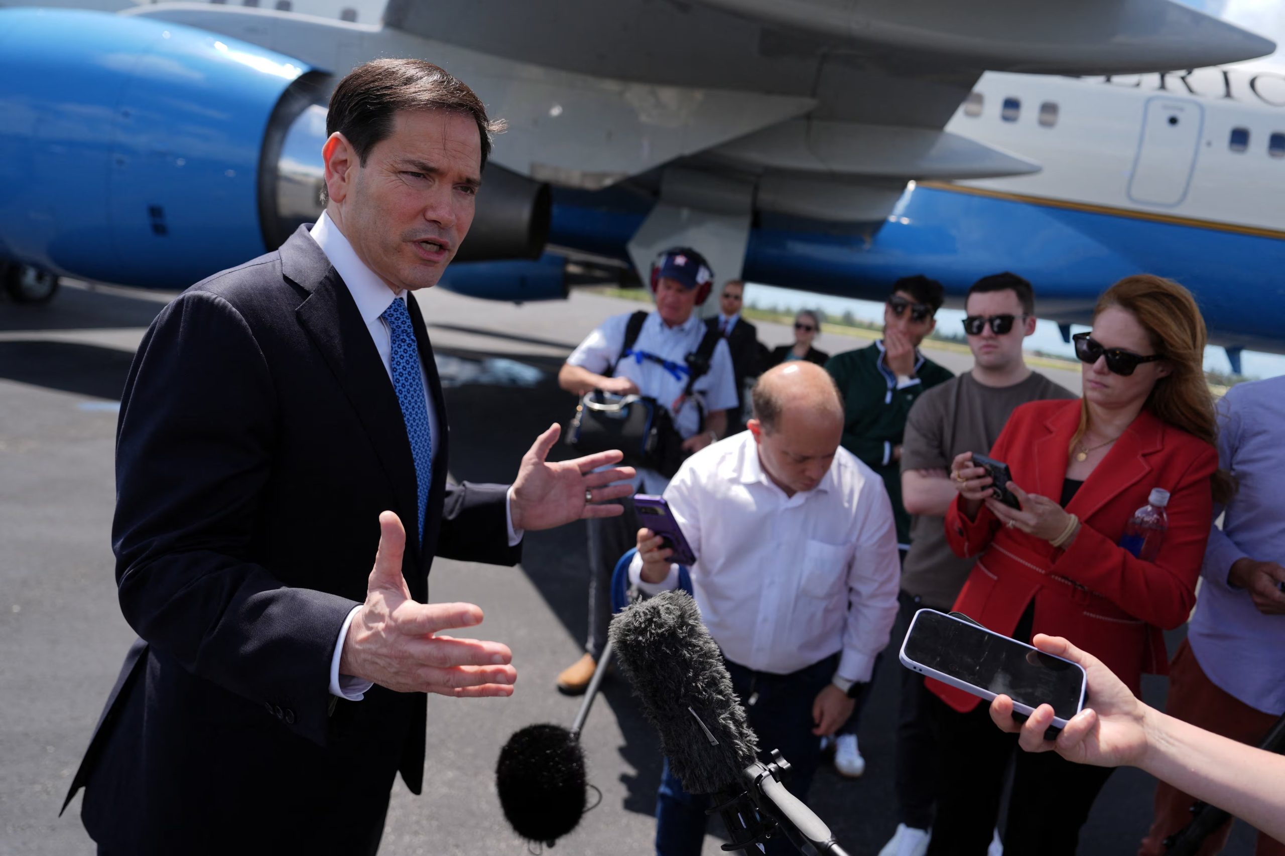 El secretario de Estado de Estados Unidos, Marco Rubio, habla con periodistas antes de abordar su avión en la Base Aérea de Reserva de Homestead, en Florida (REUTERS)