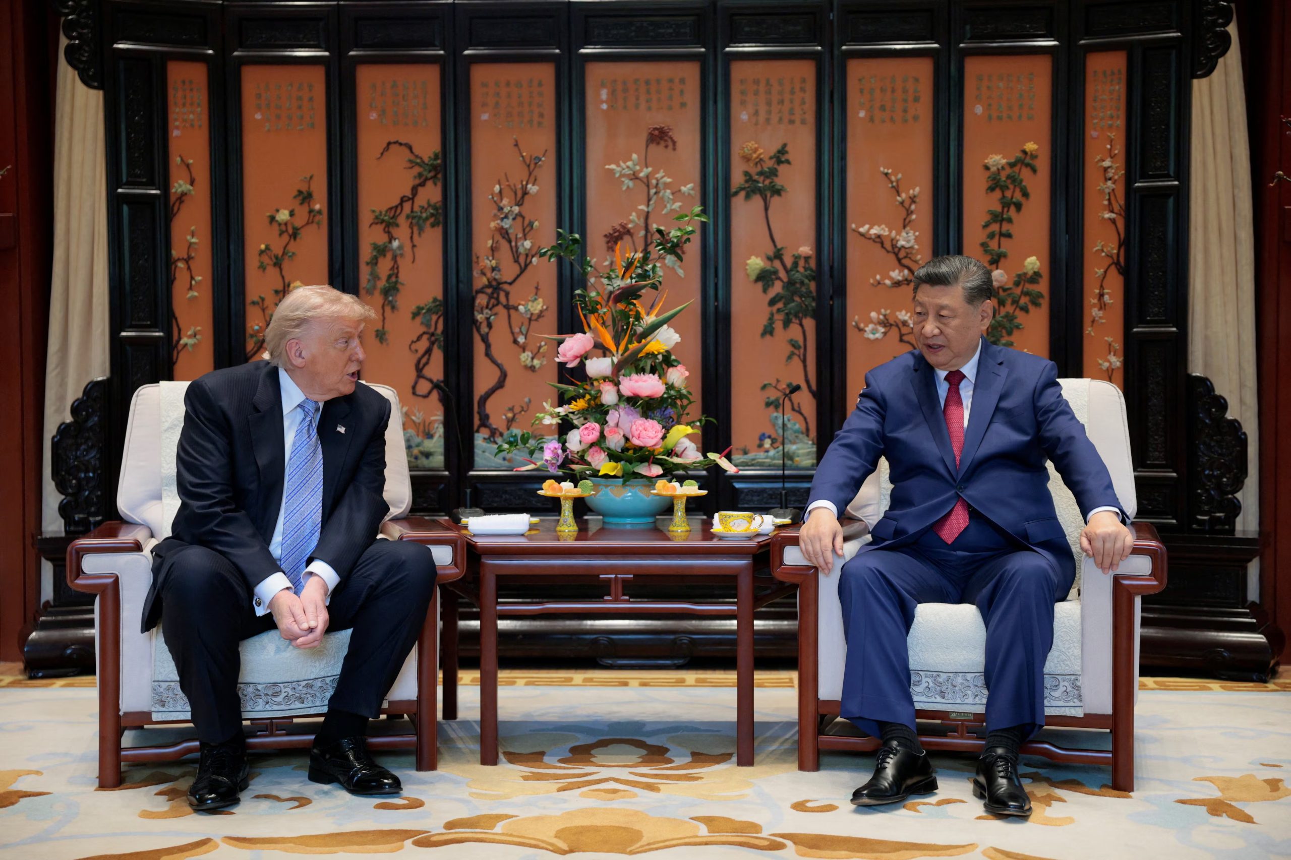 Donald Trump y Xi Jinping dialogan en el jardín de Zhongnanhai (Beijing, China) (REUTERS)