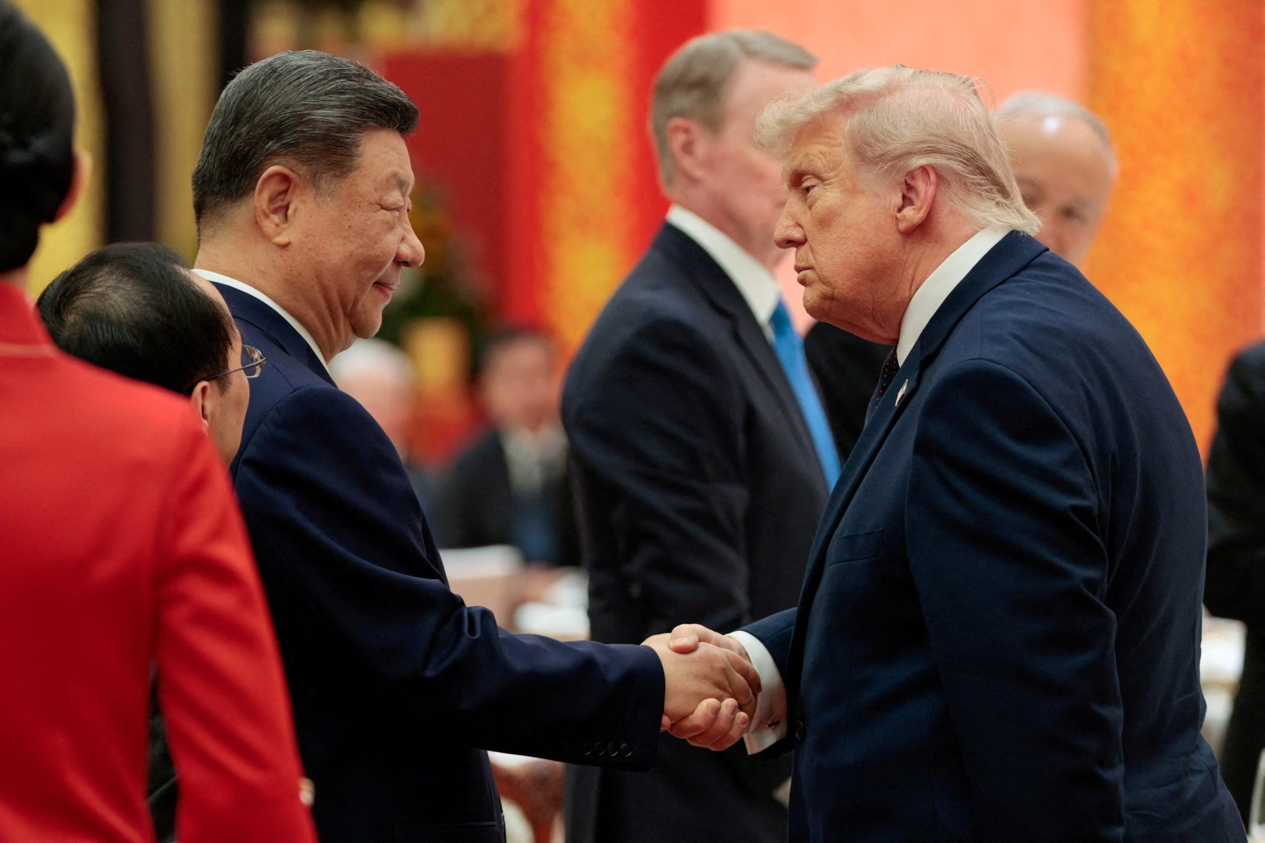 Trump revela que Xi Jinping promete no suministrar equipamiento militar a Irán, aunque insiste en continuar la compra de petróleo iraní. (REUTERS/Evan Vucci)