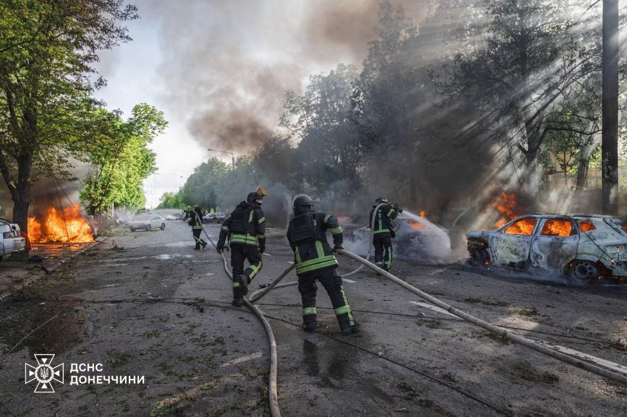 Bomberos trabajan en el lugar de un ataque aéreo ruso, en medio del ataque de Rusia contra Ucrania, en la ciudad de Kramatorsk, en la región de Donetsk, Ucrania, 5 de mayo de 2026 (Servicio de Emergencia de Ucrania)