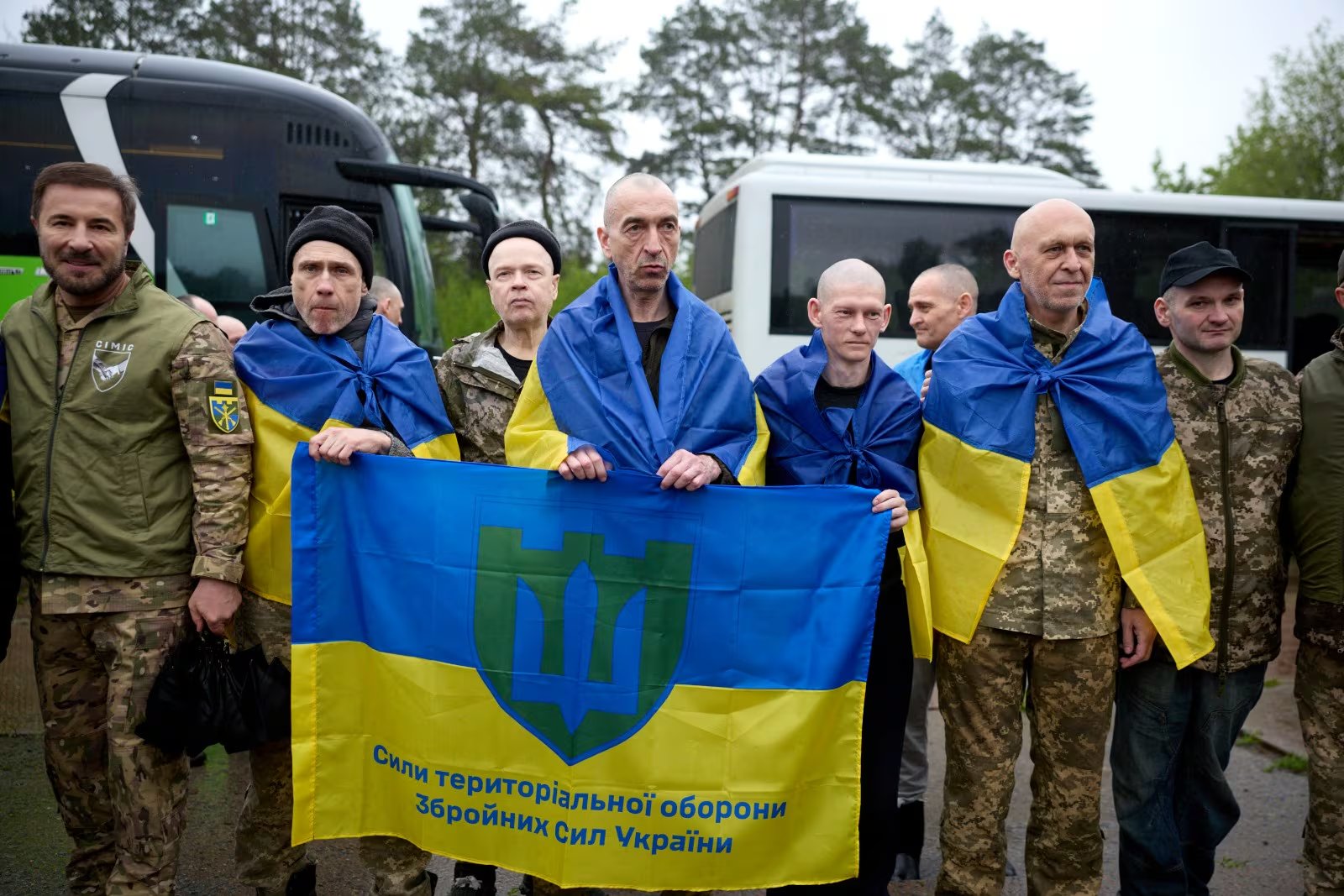 Soldados de las Fuerzas Armadas de Ucrania, la Guardia Nacional y el Servicio Estatal de Guardia Fronteriza regresaron del cautiverio ruso (@ZelenskyyUa)