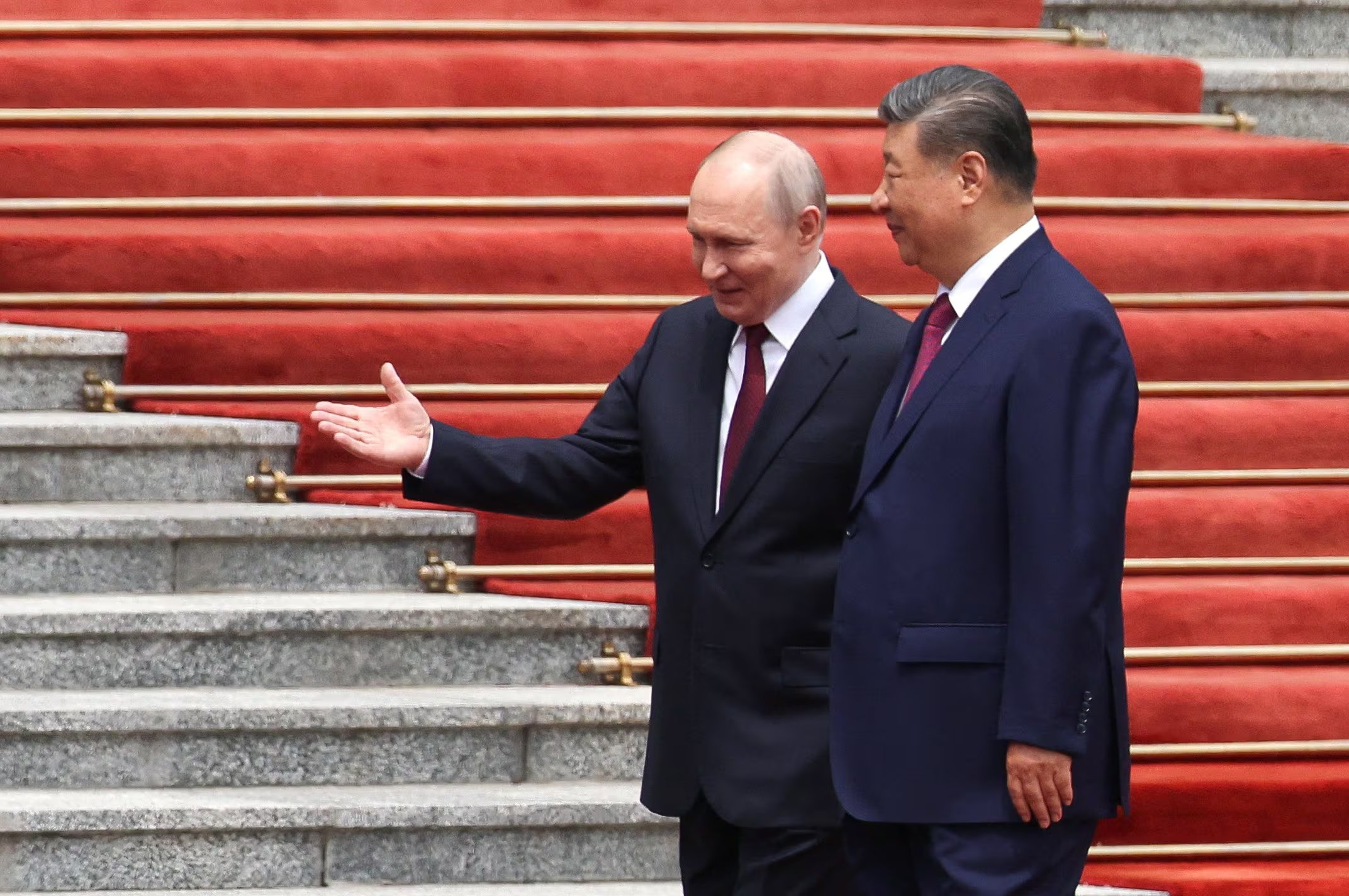 El presidente ruso llegó a la capital china con el objetivo de exhibir la solidez del vínculo con Xi (REUTERS)