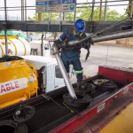 Gobernador recorrió planta de Petroecuador y garantiza abastecimiento de combustible en Guayas