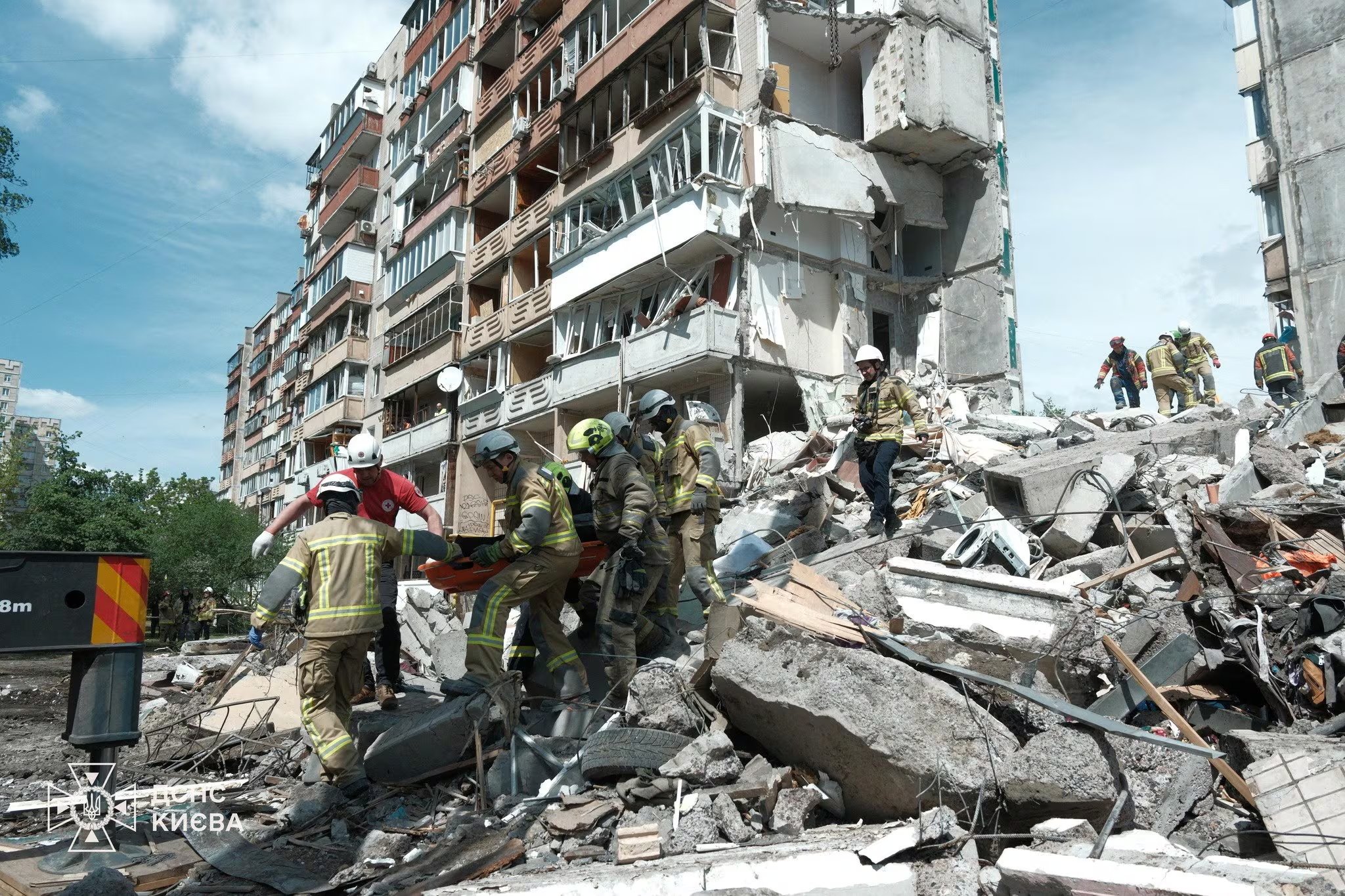 Rescatistas transportan el cuerpo de una persona rescatada de entre los escombros en el sitio de un edificio de apartamentos dañado durante los ataques con misiles y drones rusos, en medio del ataque de Rusia contra Ucrania, en Kiev (REUTERS)