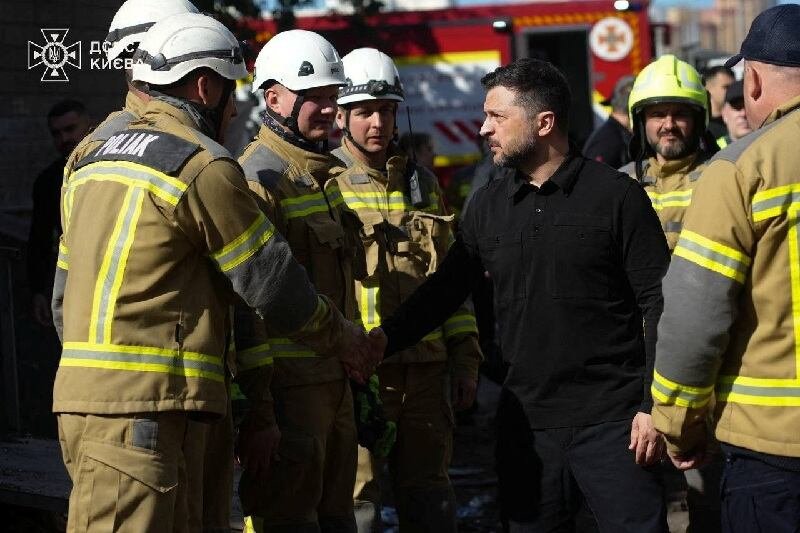 El presidente de Ucrania, Volodímir Zelenski, se reúne con los rescatistas en el lugar de un edificio de apartamentos dañado durante un ataque ruso con misiles y aviones no tripulados, en medio del ataque de Rusia contra Ucrania, en Kiev, Ucrania, en esta imagen de distribución publicada el 15 de mayo de 2026. Servicio de prensa del Servicio Estatal de Emergencias de Ucrania en Kiev/Handout via REUTERS