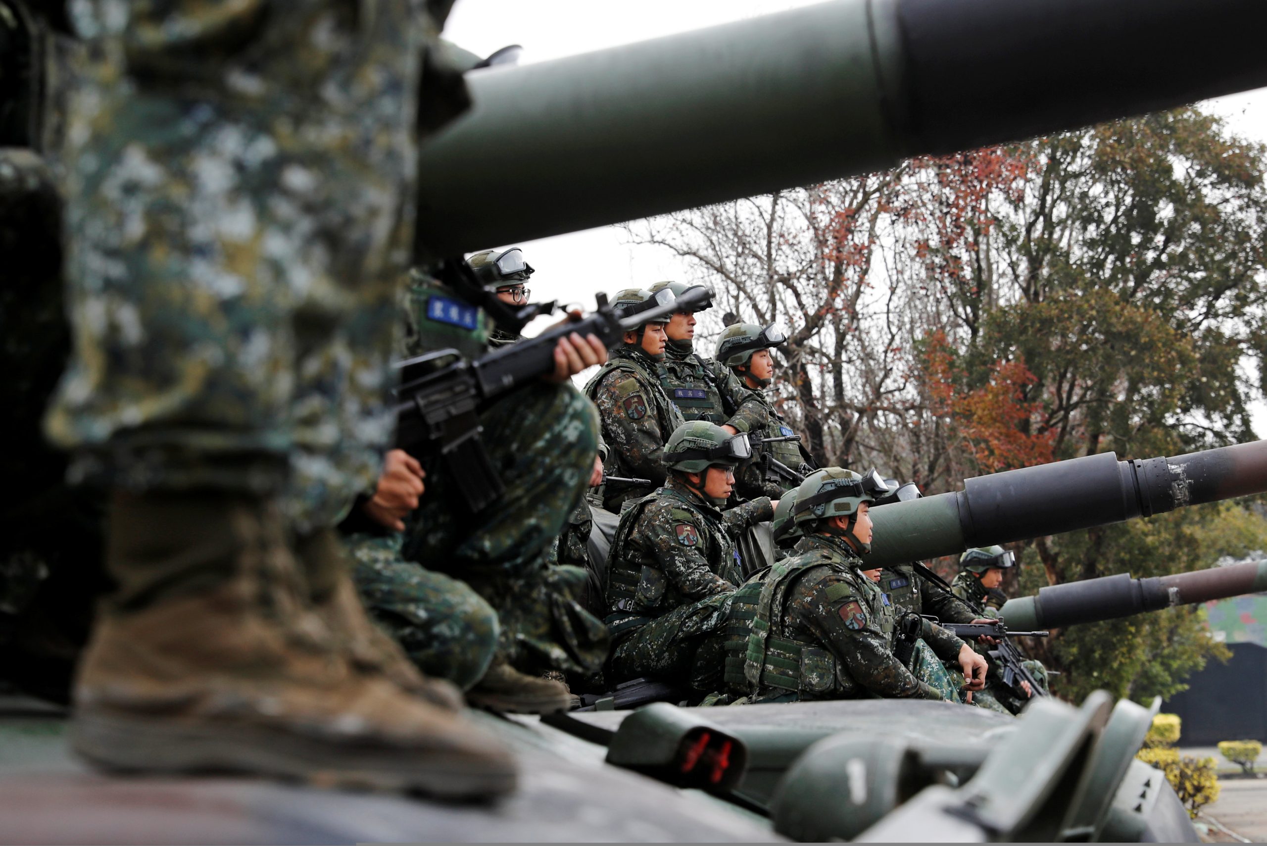 Soldados taiwaneses posan sobre un tanque M60A3 durante ejercicios militares destinados a simular una invasión y reforzar la capacidad defensiva de la isla (REUTERS/Tyrone Siu/Archivo)