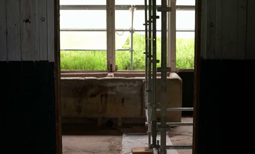 Los especialistas creen, según los documentos consultados, que algunos prisioneros ocultaron objetos personales en tabiques del edificio (Captura de video)