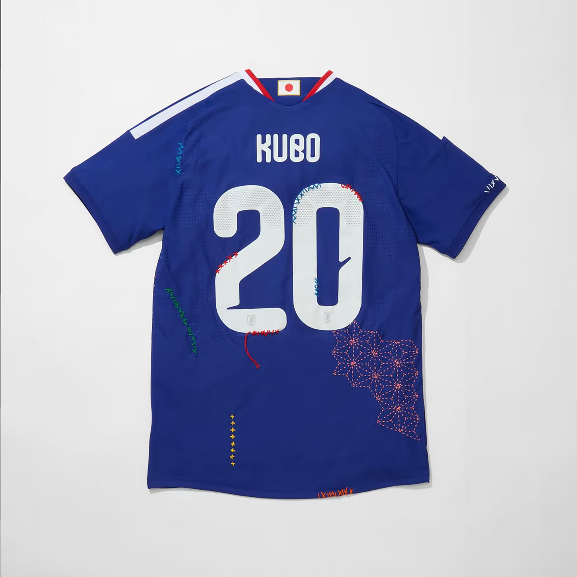 El cambio de dorsal de Takefusa Kubo del número 20 al 8 obligó a rehacer parte del bordado de la camiseta (Instagram: @sashiko_gals)