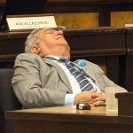 El asambleísta Rubén Barberán Torres, alterno de Paola Cabezas, fue captado aparentemente dormido durante la sesión del Pleno de la Asamblea Nacional