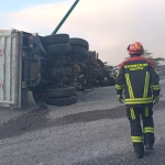 Un muerto tras choque entre tres vehículos livianos y una volqueta en la Panamericana Norte, Quito