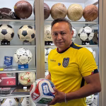Fabián Flores, el coleccionista ecuatoriano que busca los balones de la Tricolor en el Mundial 2026