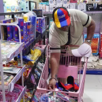 Las fiestas mundialistas familiares y en empresas mueven venta de artículos decorativos