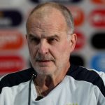 Bielsa previo al debut de Uruguay: caos aéreo y bajas sensibles