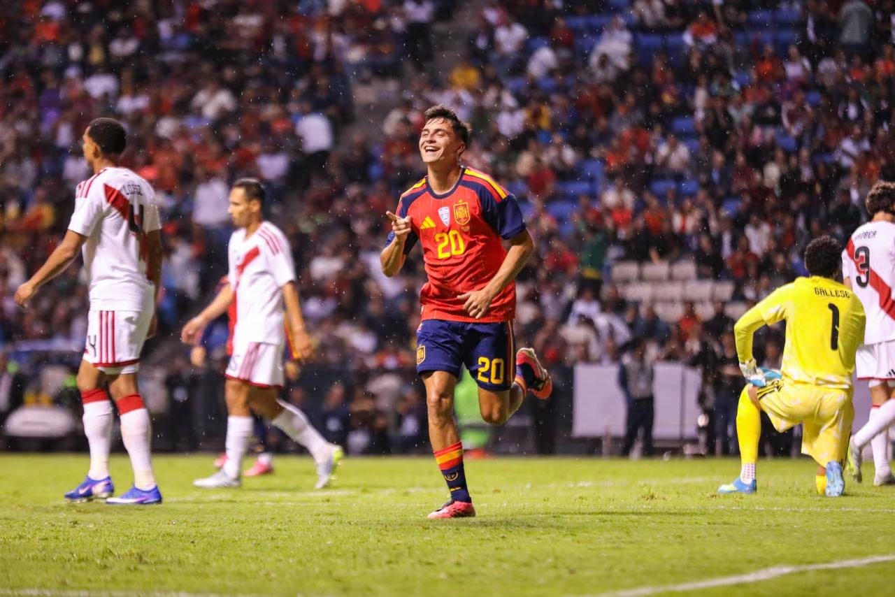 La celebración de Pedri tras anotarle gol a Perú. (Daniel Rosales / PressPort)