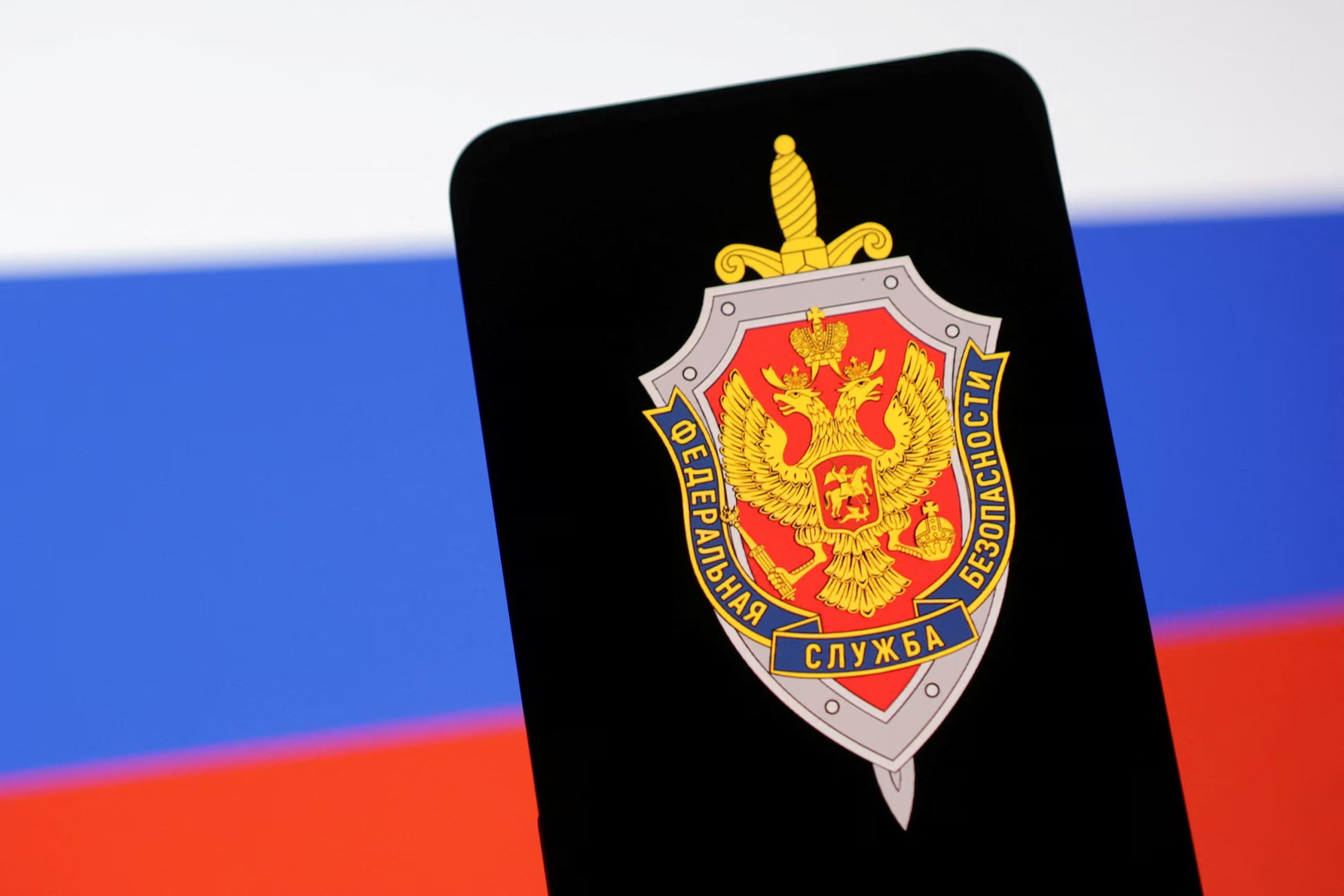 Logotipo del Servicio Federal de Seguridad de Rusia (FSB) con el fondo de una bandera rusa. REUTERS/Dado Ruvic/Ilustración
