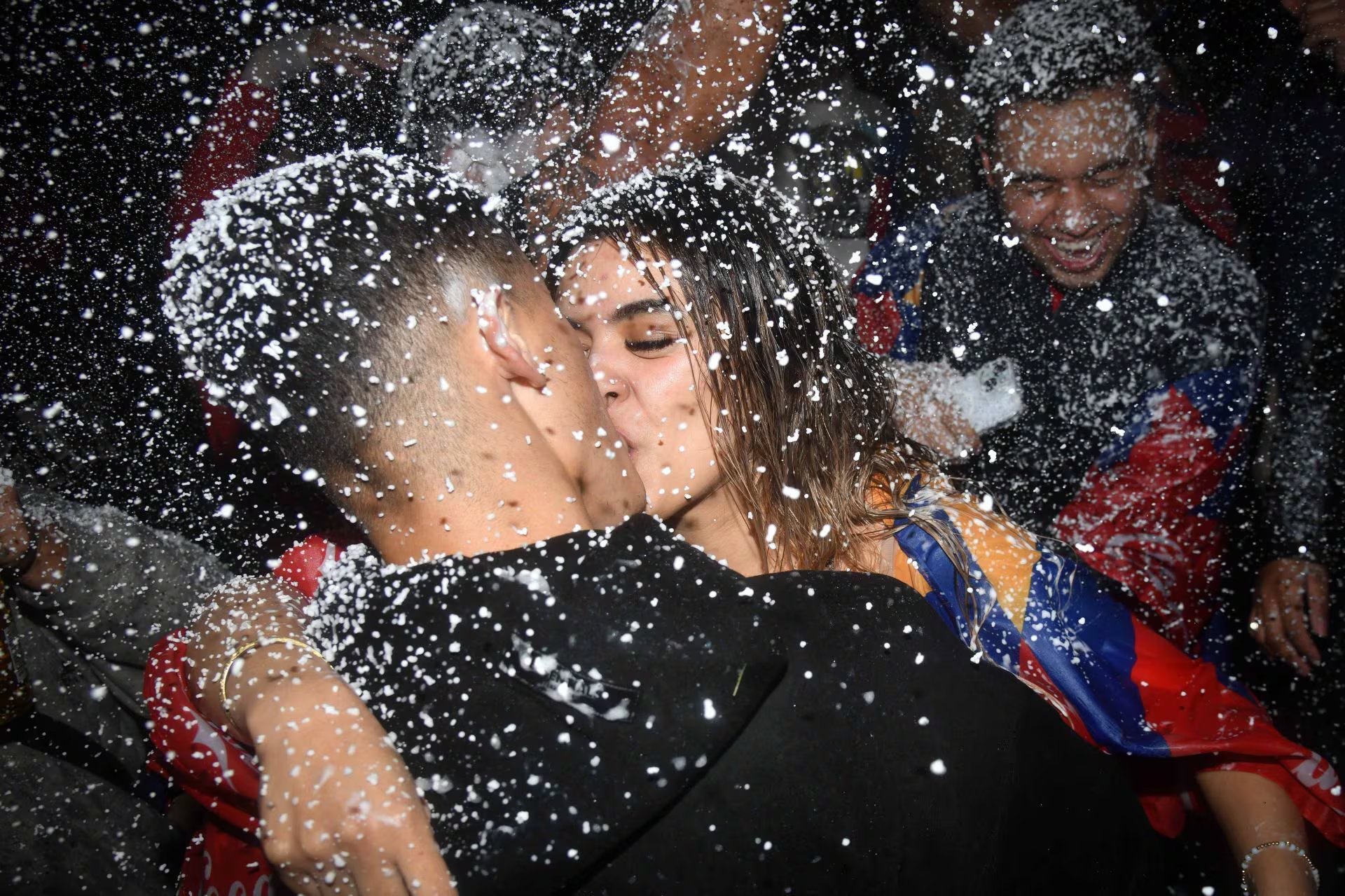 CIUDAD DE MÉXICO, 17JUNIO2026.- Aficionados de la Selección Colombiana celebran en el Ángel de la Independencia el triunfo de 3 a 1 ante la selección de Uzbekistán en la Copa del Mundo 2026.
FOTO: MARIO JASSO/CUARTOSCURO.COM