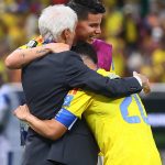 Abrazo histórico: Pékerman, James y Quintero se reencuentran tras triunfo mundialista