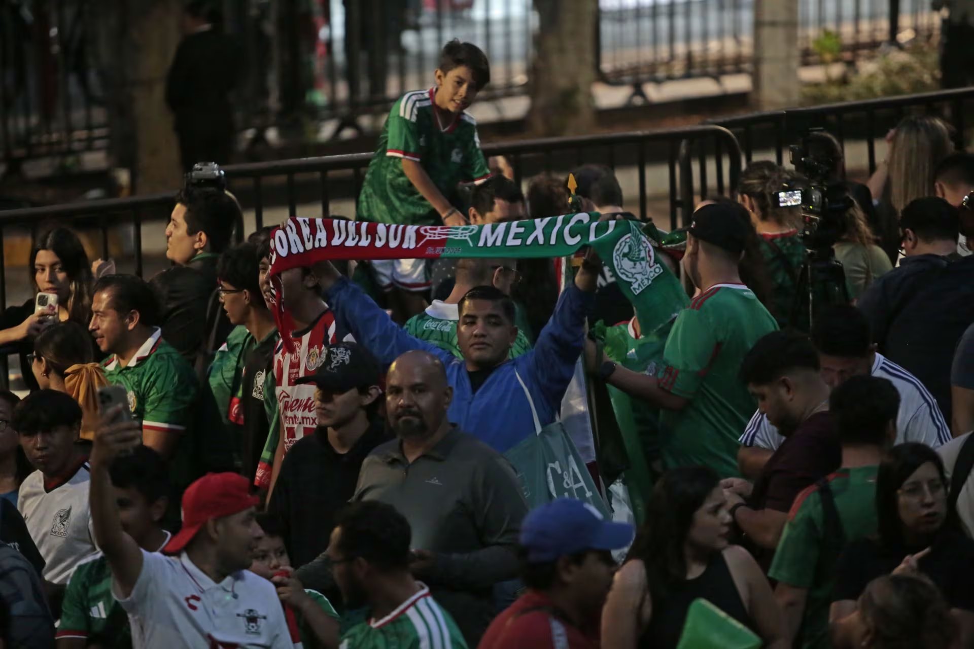 Decenas de aficionados esperaron a la Selección Mexicana en el Hotel Hilton Guadalajara Midtown con mariachis, banderas y cánticos de 