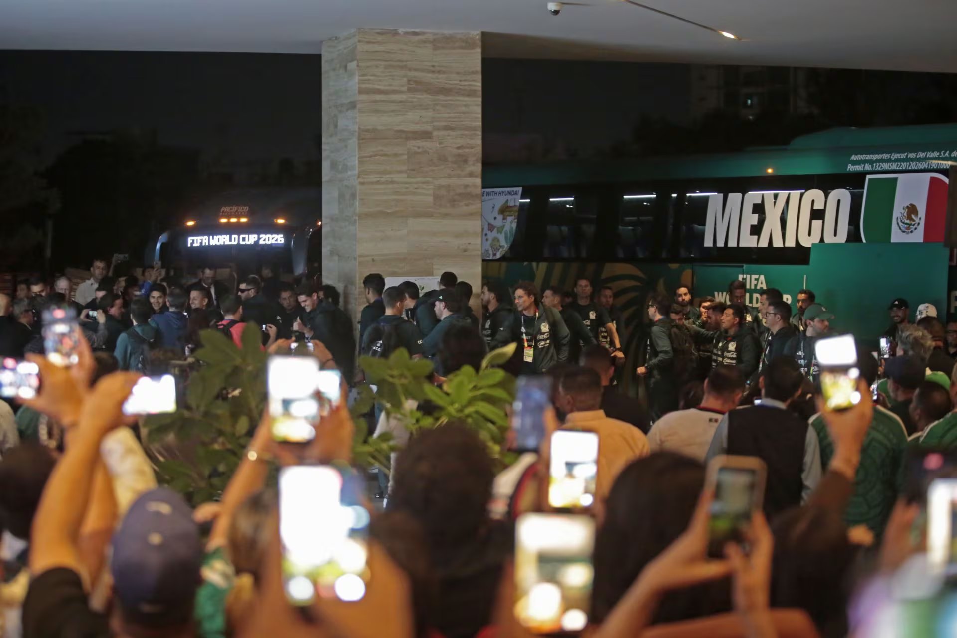 GUADALAJARA, JALISCO. 16JUNIO2026.- Esta noche la Selección de Futbol de México, arribo a la ciudad para su compromiso el próximo Jueves contra Corea del Sur en la Copa Mundial Estados Unidos, México, Canadá 2026, dicho combinado se aloja en el Hotel Hilton Guadalajara Midtown a donde se dieron cita decenas de aficionados así como para presenciar su arribo.
FOTO: FOTO: FERNANDO CARRANZA GARCIA / CUARTROSCURO.COM