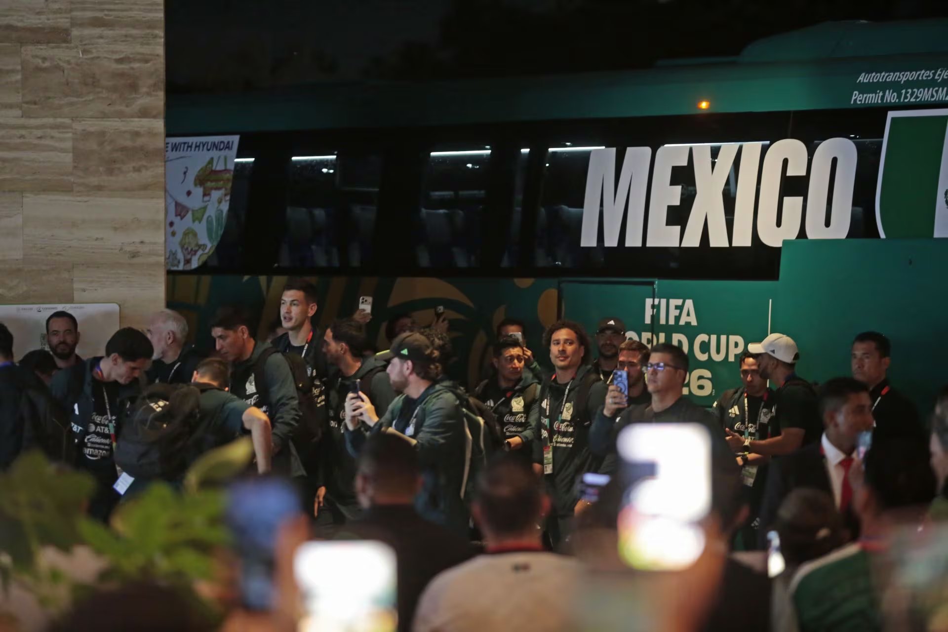 GUADALAJARA, JALISCO. 16JUNIO2026.- Esta noche la Selección de Futbol de México, arribo a la ciudad para su compromiso el próximo Jueves contra Corea del Sur en la Copa Mundial Estados Unidos, México, Canadá 2026, dicho combinado se aloja en el Hotel Hilton Guadalajara Midtown a donde se dieron cita decenas de aficionados así como para presenciar su arribo.
FOTO: FOTO: FERNANDO CARRANZA GARCIA / CUARTROSCURO.COM