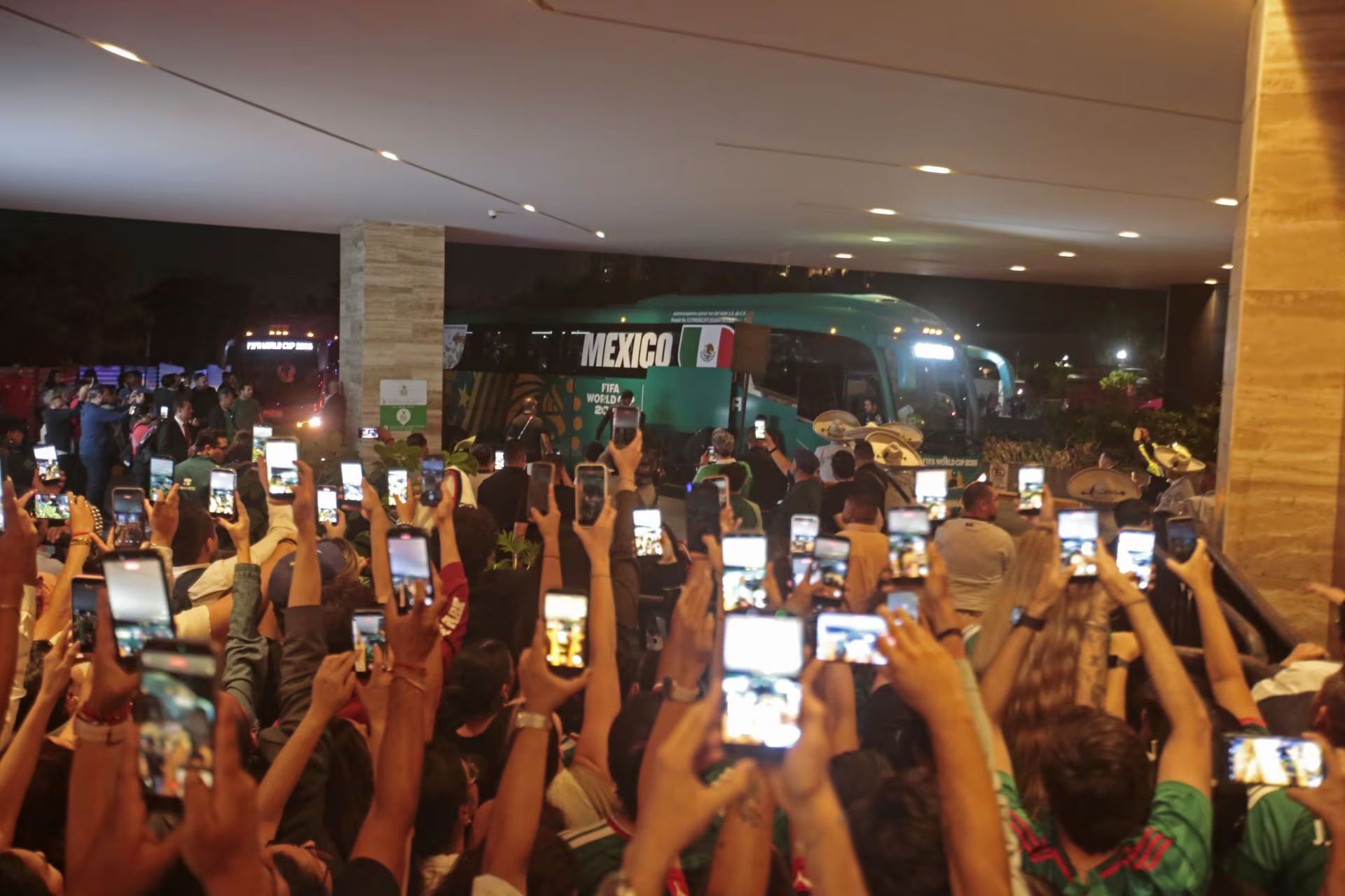 GUADALAJARA, JALISCO. 16JUNIO2026.- Esta noche la Selección de Futbol de México, arribo a la ciudad para su compromiso el próximo Jueves contra Corea del Sur en la Copa Mundial Estados Unidos, México, Canadá 2026, dicho combinado se aloja en el Hotel Hilton Guadalajara Midtown a donde se dieron cita decenas de aficionados así como para presenciar su arribo.
FOTO: FOTO: FERNANDO CARRANZA GARCIA / CUARTROSCURO.COM