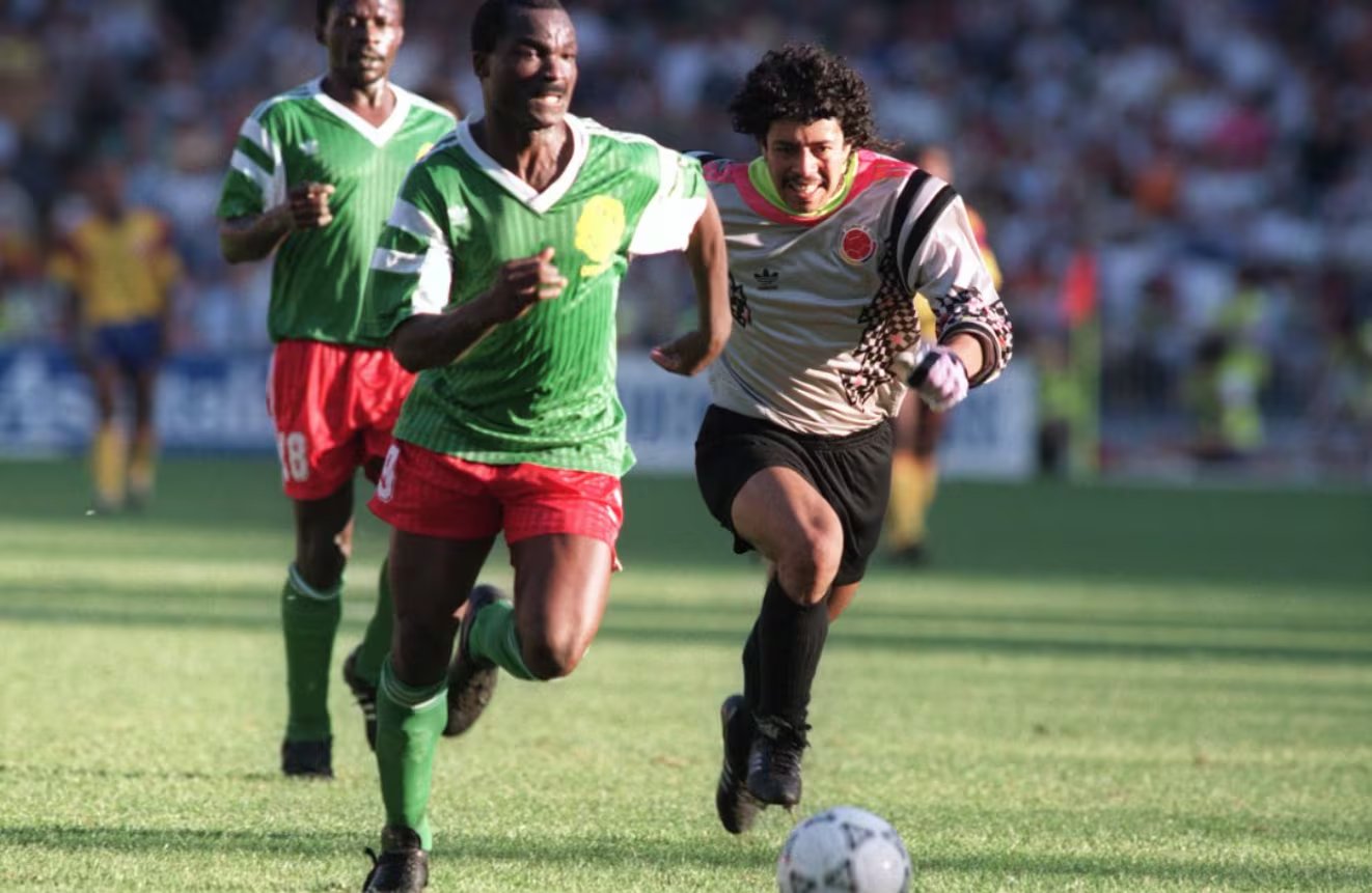 Este fue el momento cuando Roger Milla le robó el balón a René Higuita para el segundo gol de Camerún ante Colombia, en octavos del Mundial de Italia 1990 - crédito AFP
