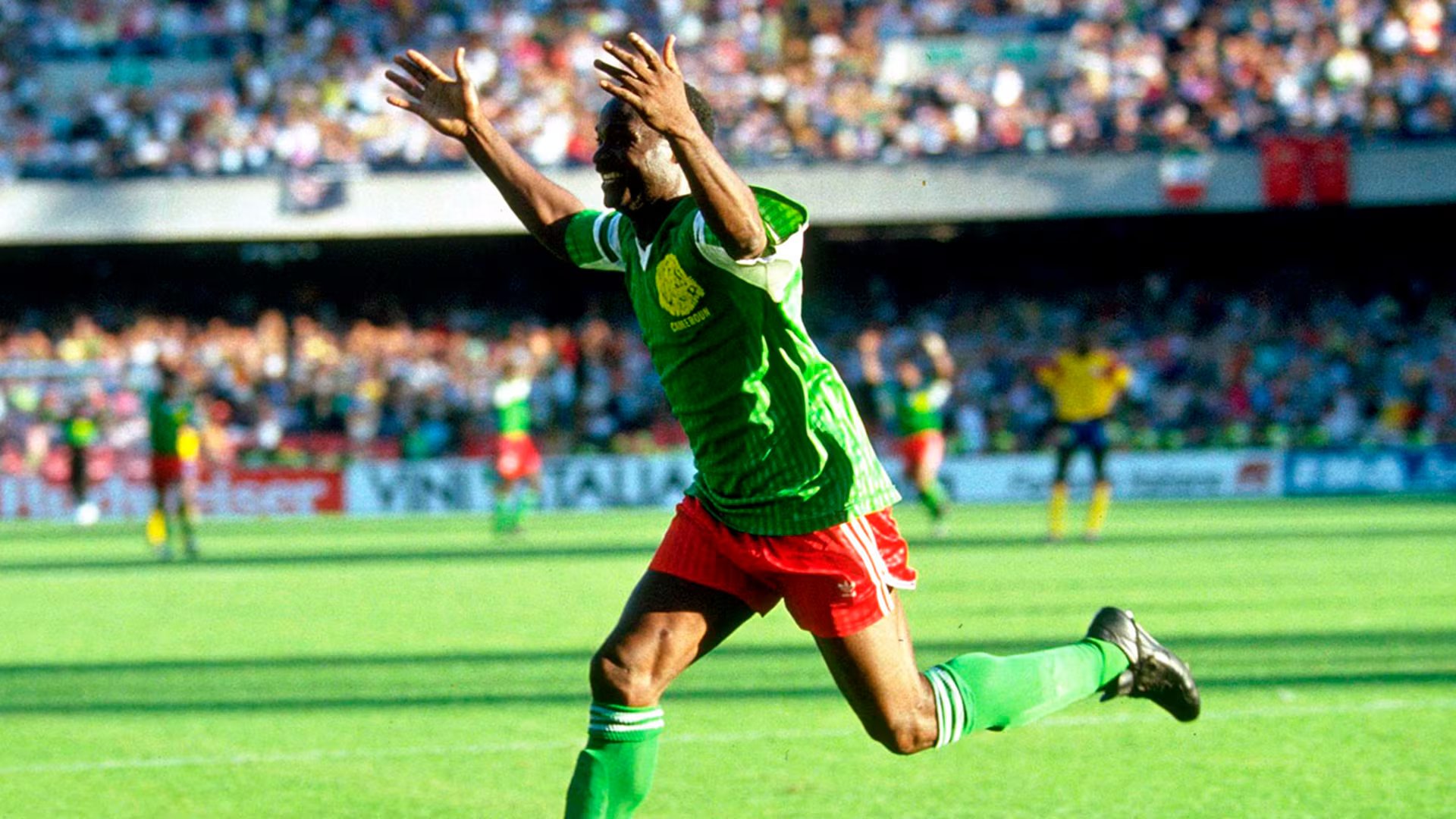 El jugador de 38 años marcó un doblete ante Colombia en los octavos de final de Italia 1990 - crédito AFP